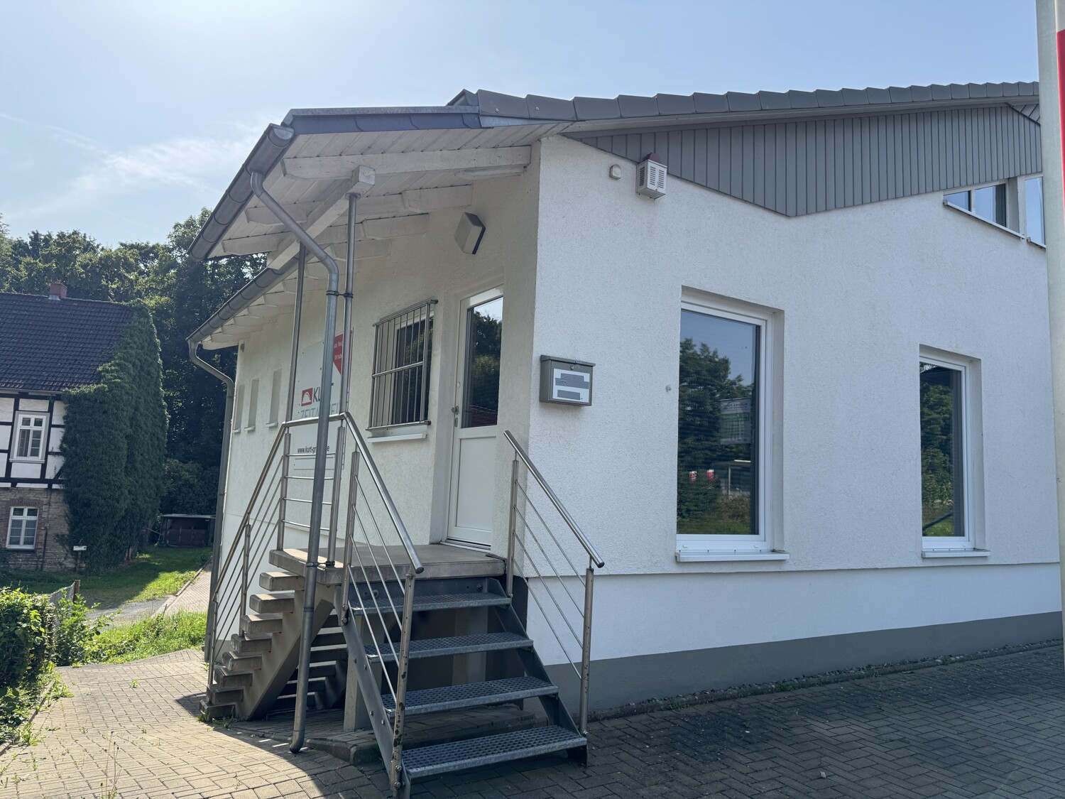 Gepflegt und Modern - Bürogebäude mit PKW-Stellplätzen in zentraler Lage