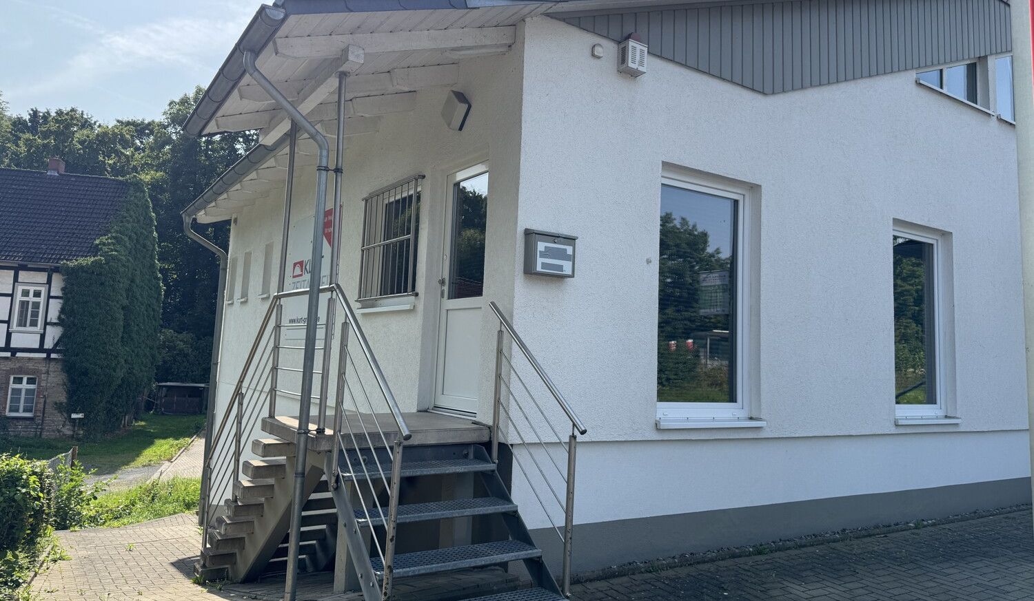 Gepflegt und Modern - Bürogebäude mit PKW-Stellplätzen in zentraler Lage