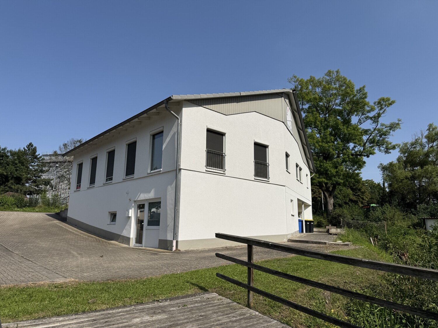 Gepflegt und Modern - Bürogebäude mit PKW-Stellplätzen in zentraler Lage