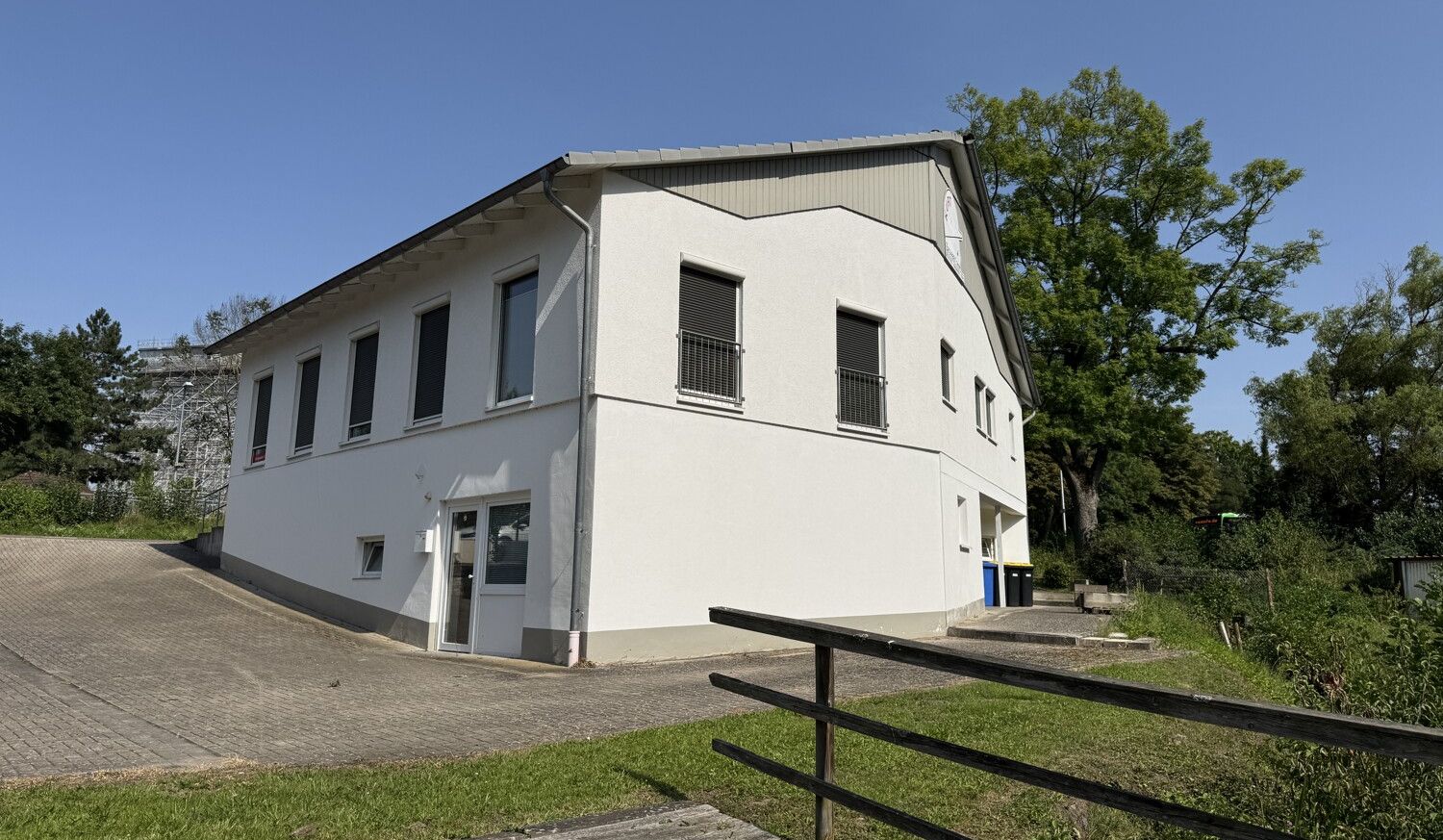 Gepflegt und Modern - Bürogebäude mit PKW-Stellplätzen in zentraler Lage