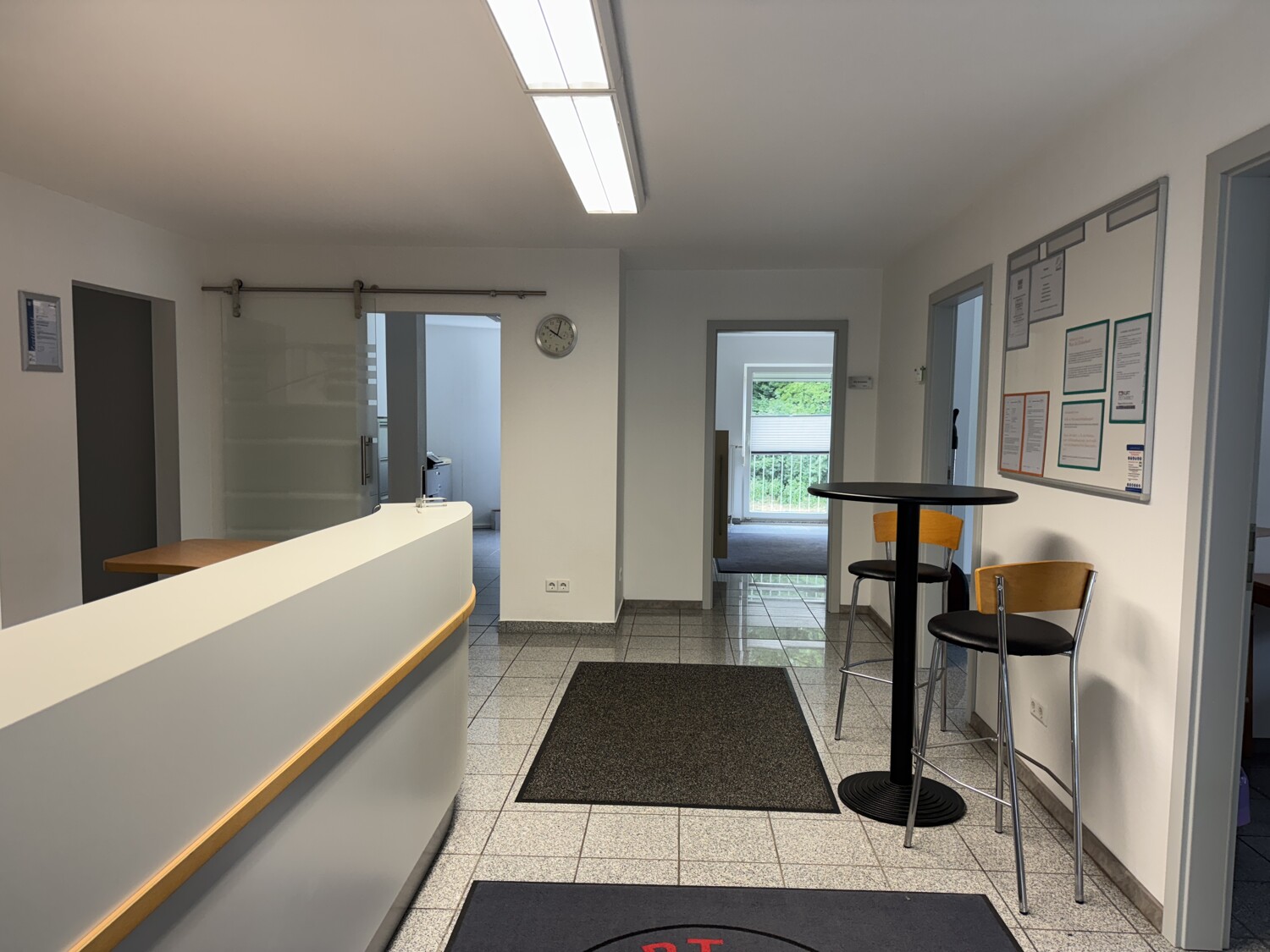 Gepflegt und Modern - Bürogebäude mit PKW-Stellplätzen in zentraler Lage