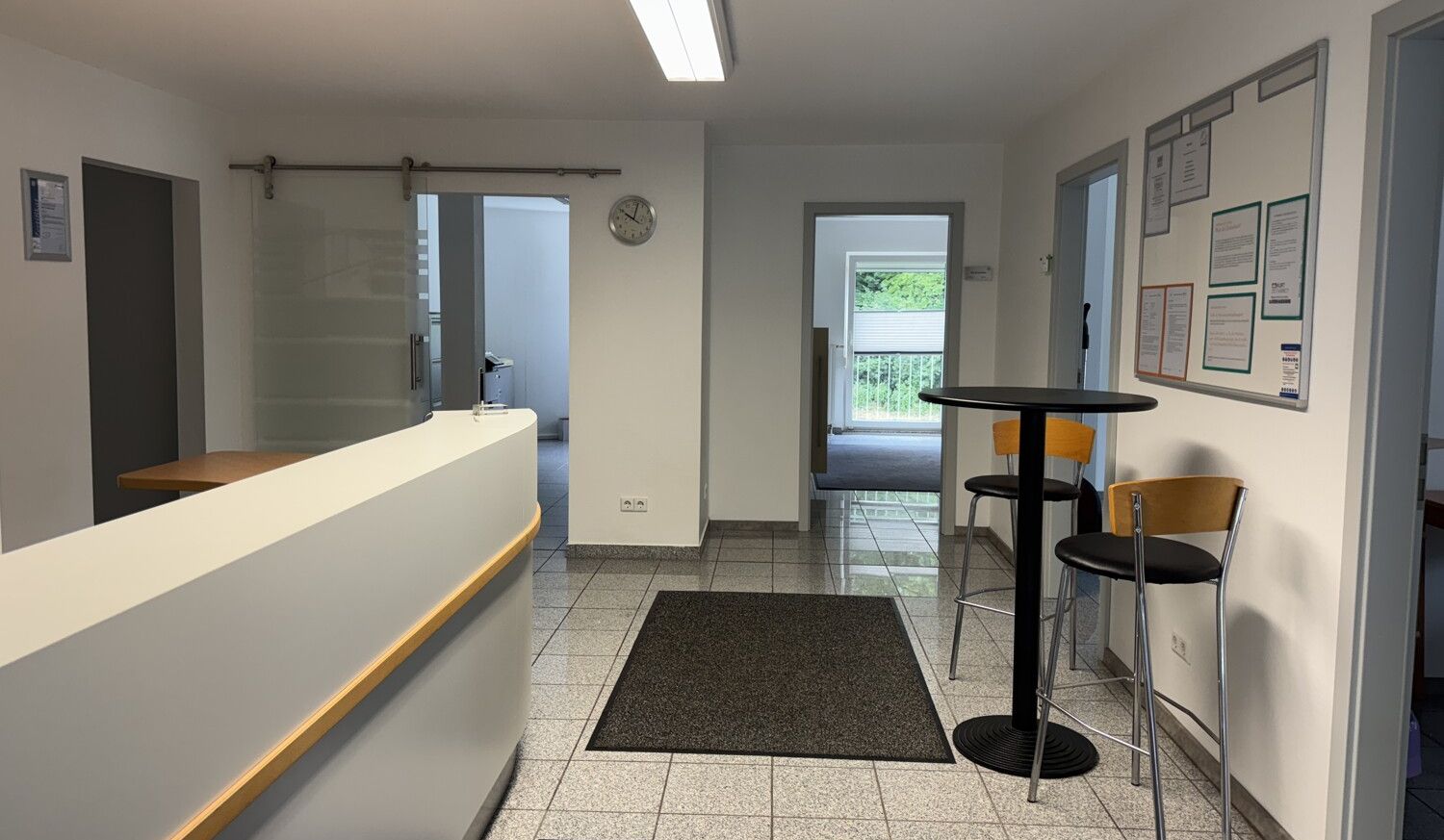 Gepflegt und Modern - Bürogebäude mit PKW-Stellplätzen in zentraler Lage