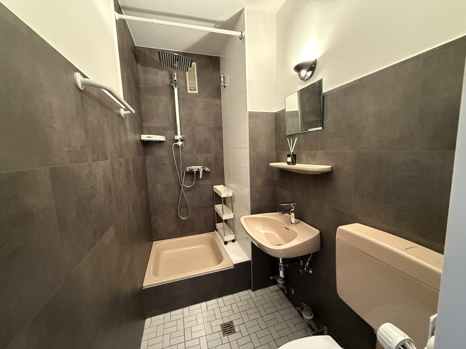 Bad mit Dusche und WC