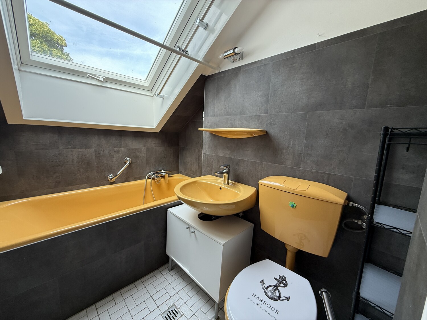 BAd mit Badewanne und WC