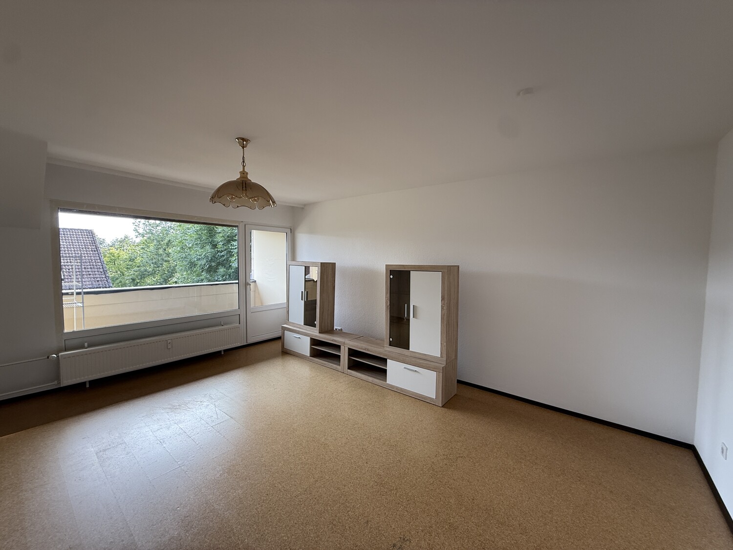 Wohnzimmer mit Zugang zum Balkon