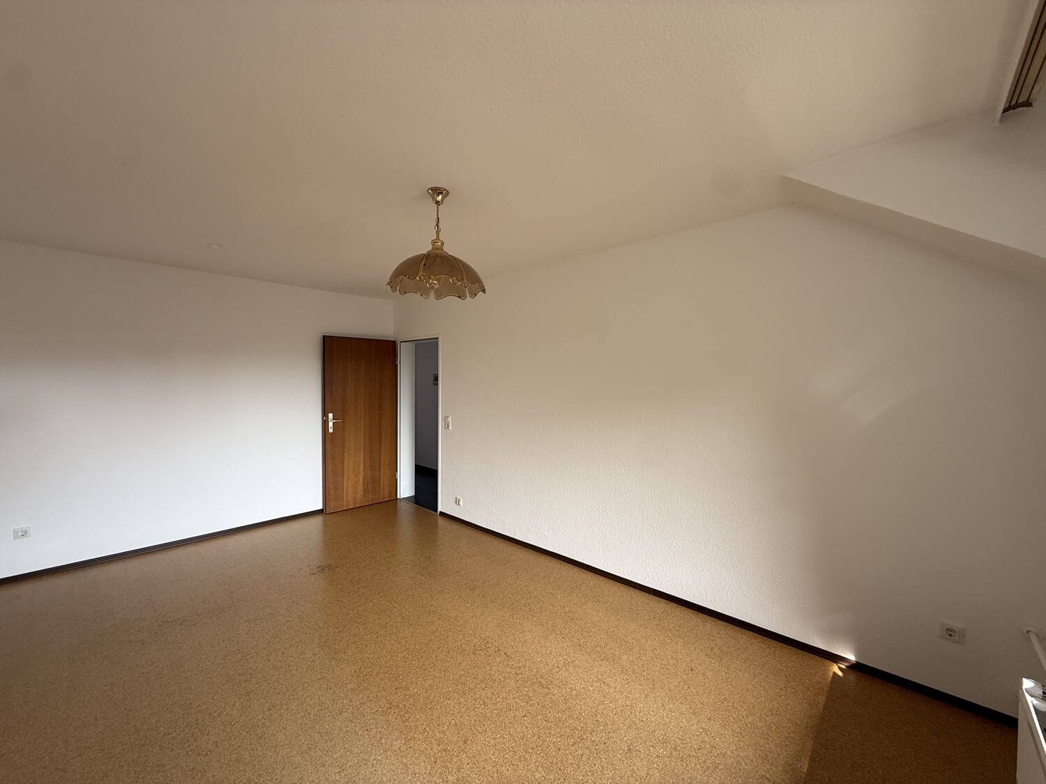 Wohnzimmer mit Zugang zum Balkon