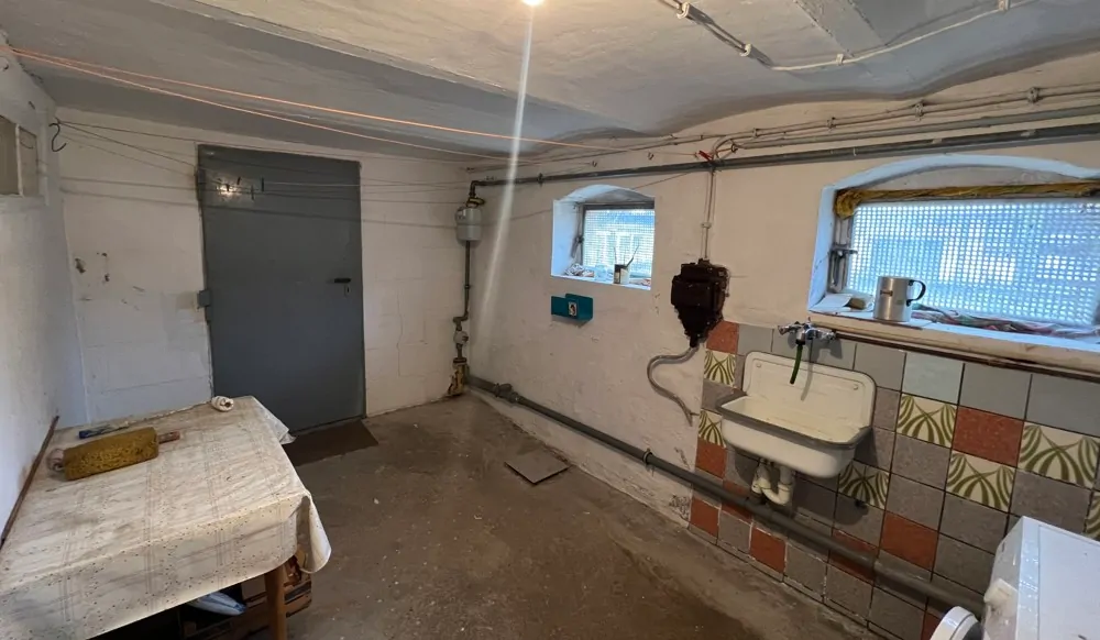 Kellerraum mit Ausgang