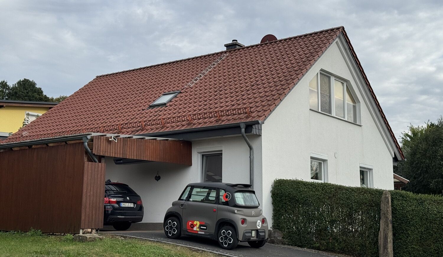 Ansicht mit Carport