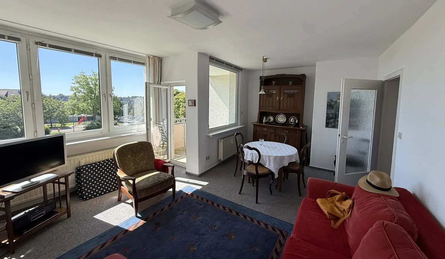 Wohnzimmer mit Ausgang zum Balkon