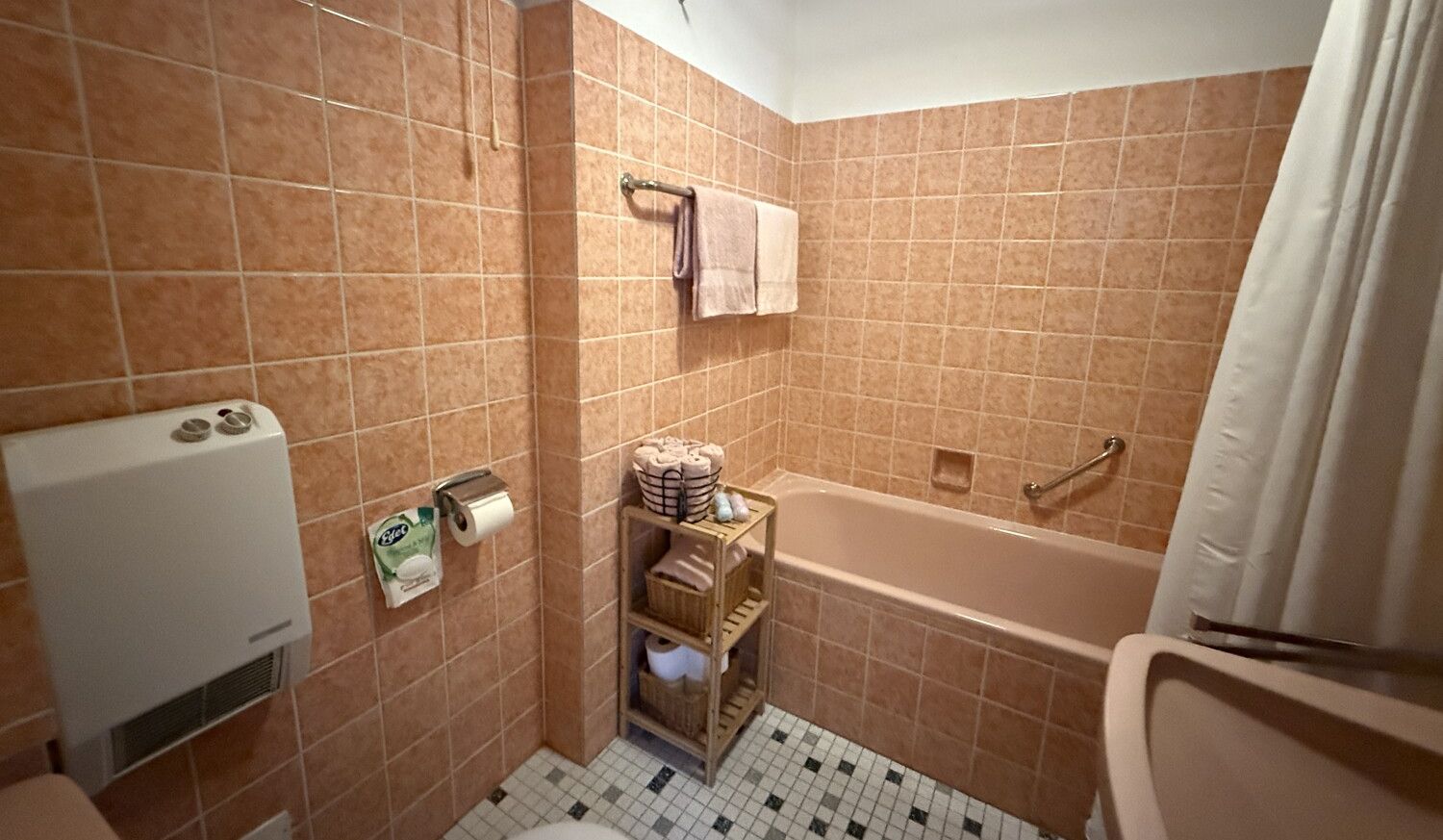 Bad mit Badewanne und WC
