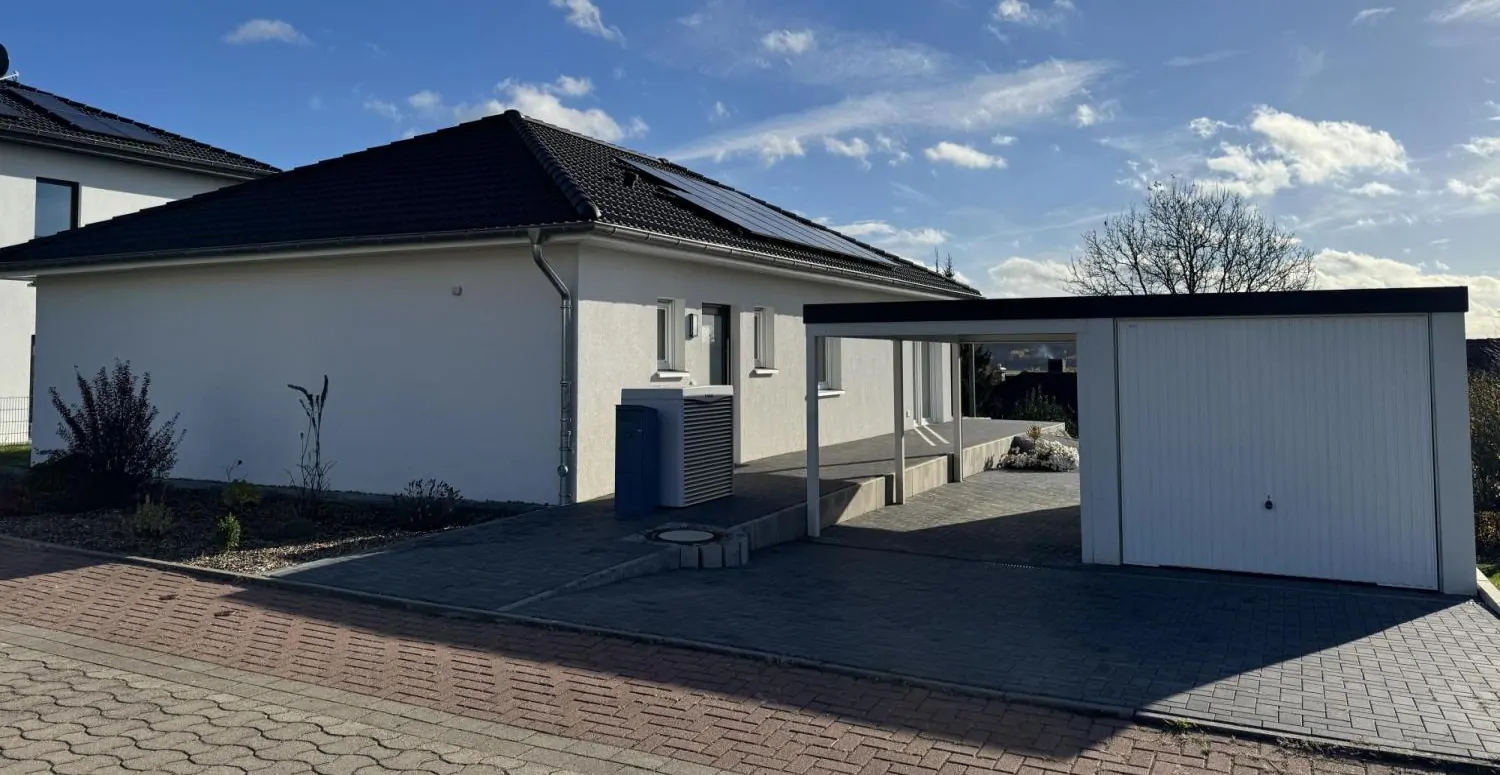 Exklusives Wohnen auf einer Ebene - Traumhafter und lichtdurchfluteter Bungalow im Neubaugebiet