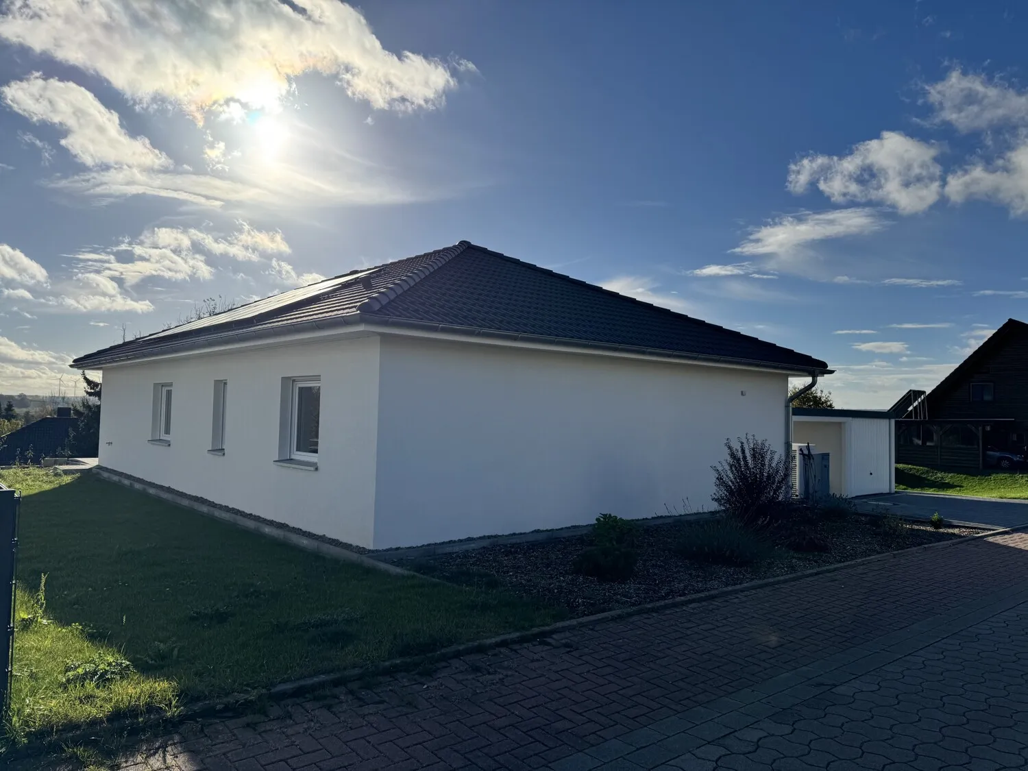 Exklusives Wohnen auf einer Ebene - Traumhafter und lichtdurchfluteter Bungalow im Neubaugebiet