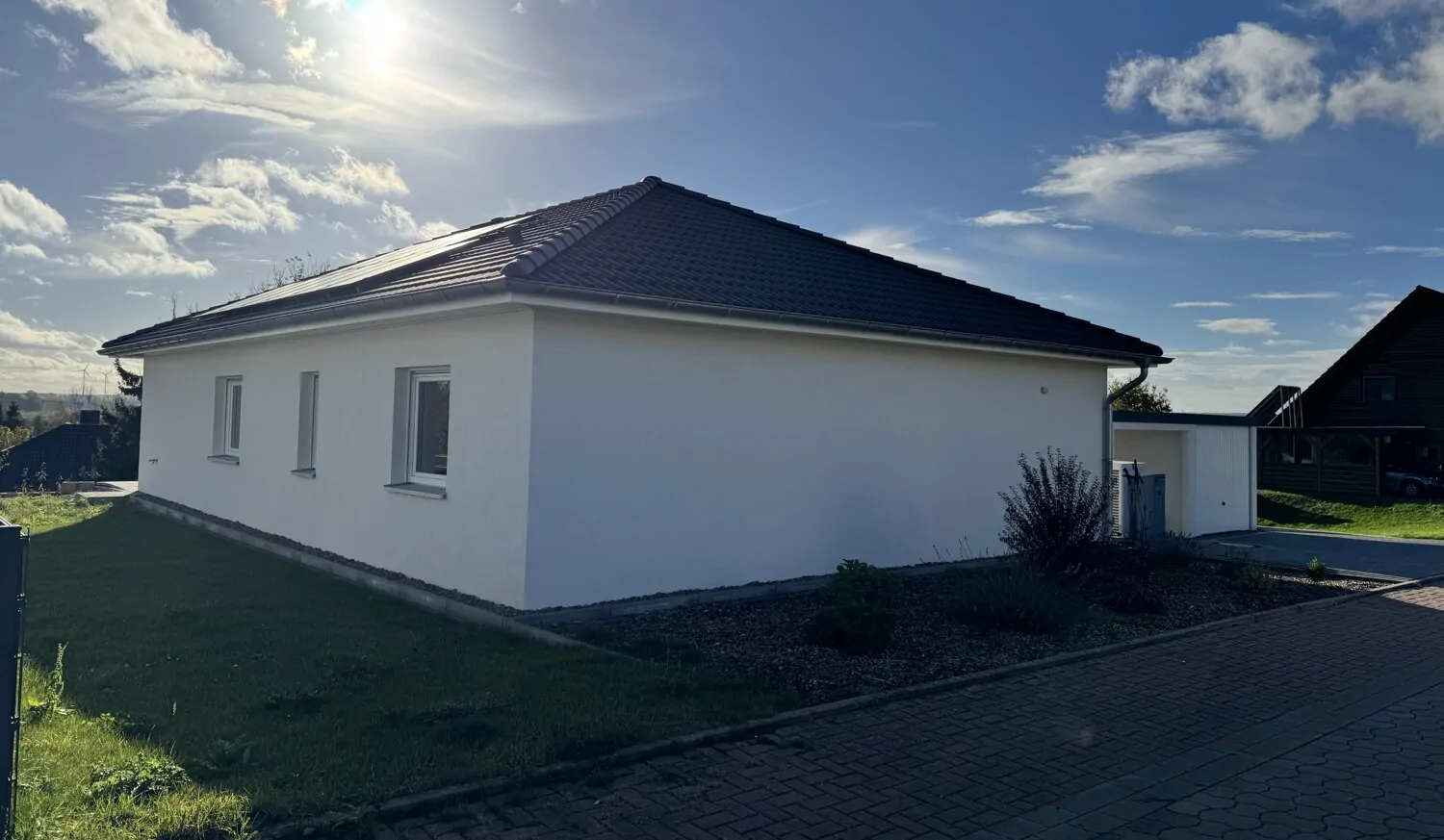 Exklusives Wohnen auf einer Ebene - Traumhafter und lichtdurchfluteter Bungalow im Neubaugebiet