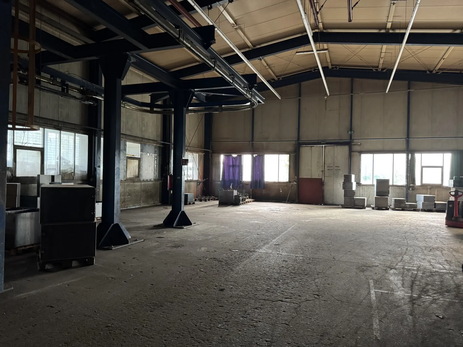 Zur Vermietung: Teilbare Gewerbehallen im Gewerbegebiet von Barbis mit ca. 7.400 m² Fläche