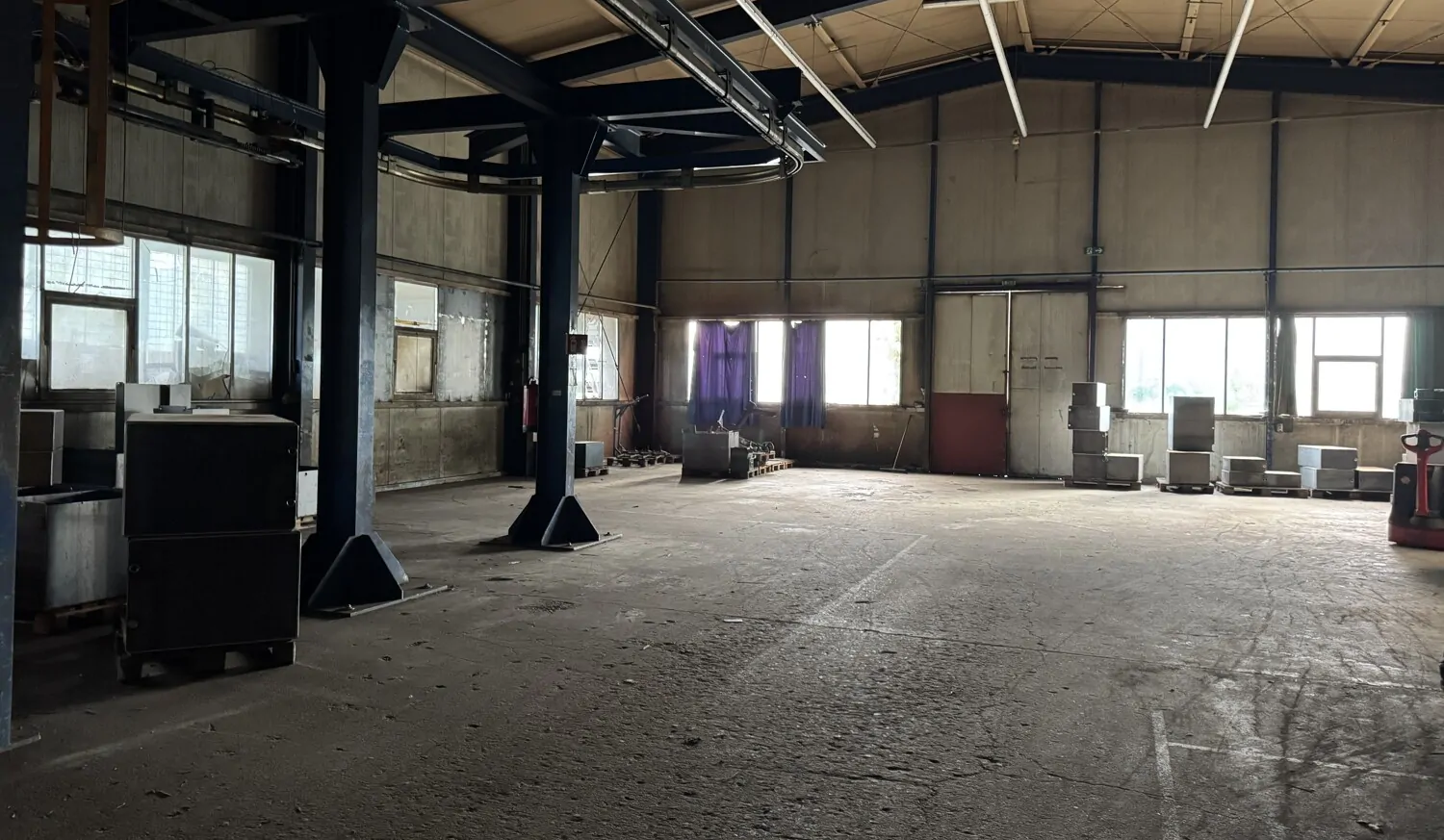 Zur Vermietung: Teilbare Gewerbehallen im Gewerbegebiet von Barbis mit ca. 7.400 m² Fläche