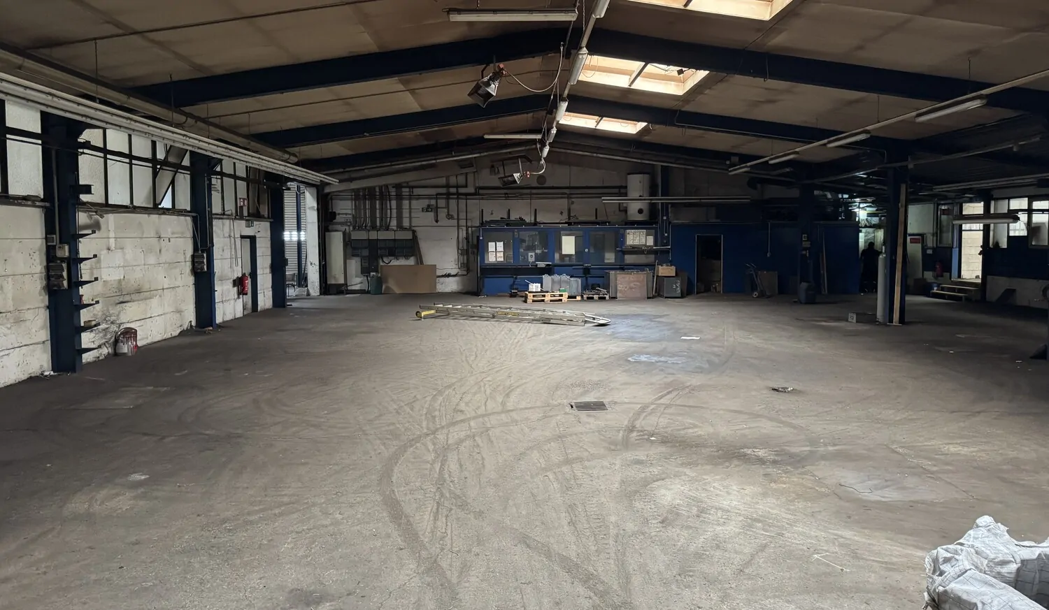 Zur Vermietung: Teilbare Gewerbehallen im Gewerbegebiet von Barbis mit ca. 7.400 m² Fläche