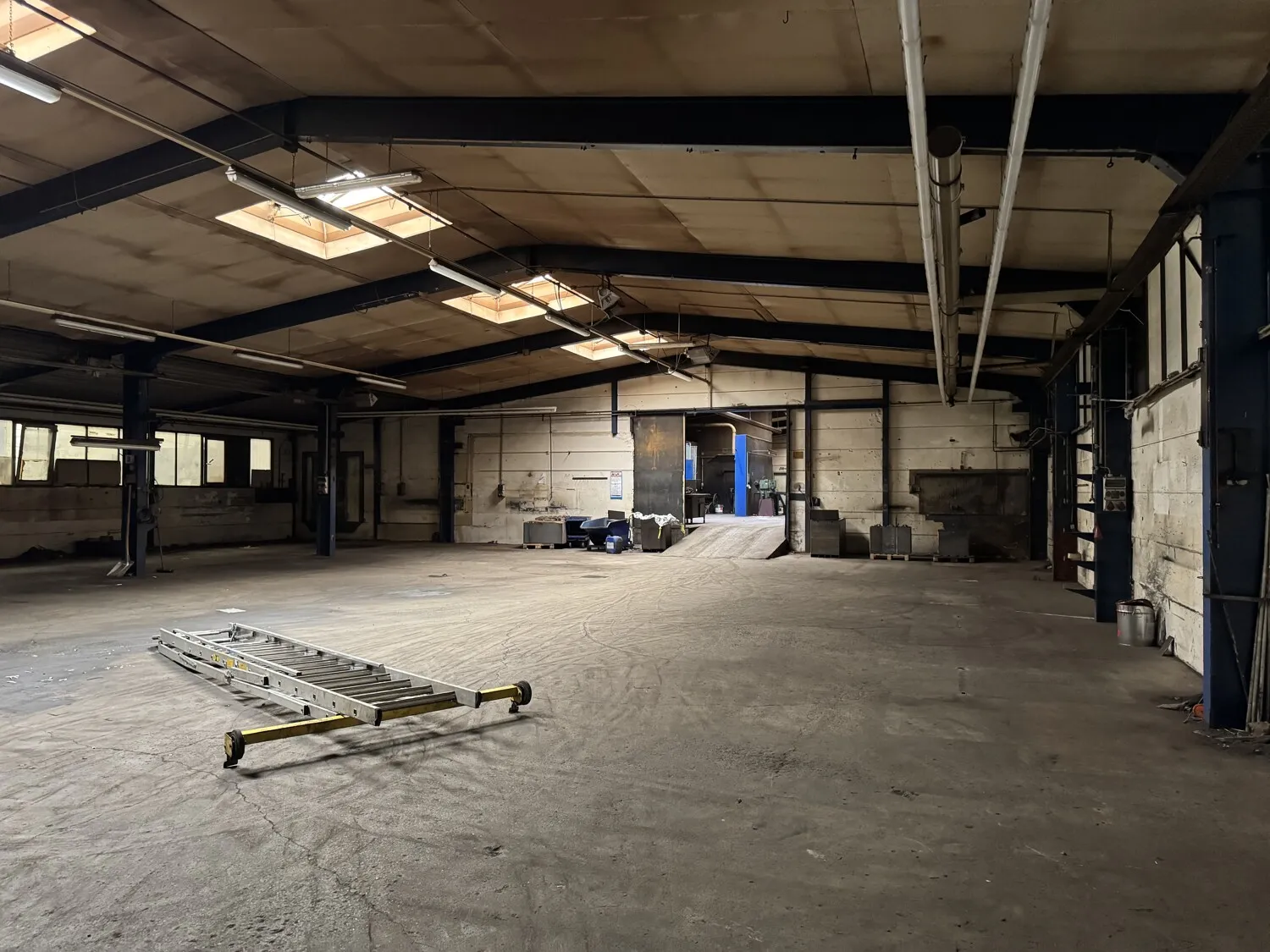 Zur Vermietung: Teilbare Gewerbehallen im Gewerbegebiet von Barbis mit ca. 7.400 m² Fläche