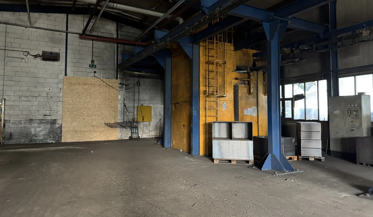 Zur Vermietung: Teilbare Gewerbehallen im Gewerbegebiet von Barbis mit ca. 7.400 m² Fläche