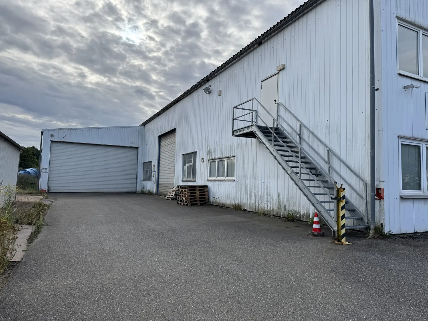 Zur Vermietung: Teilbare Gewerbehallen im Gewerbegebiet von Barbis mit ca. 7.400 m² Fläche