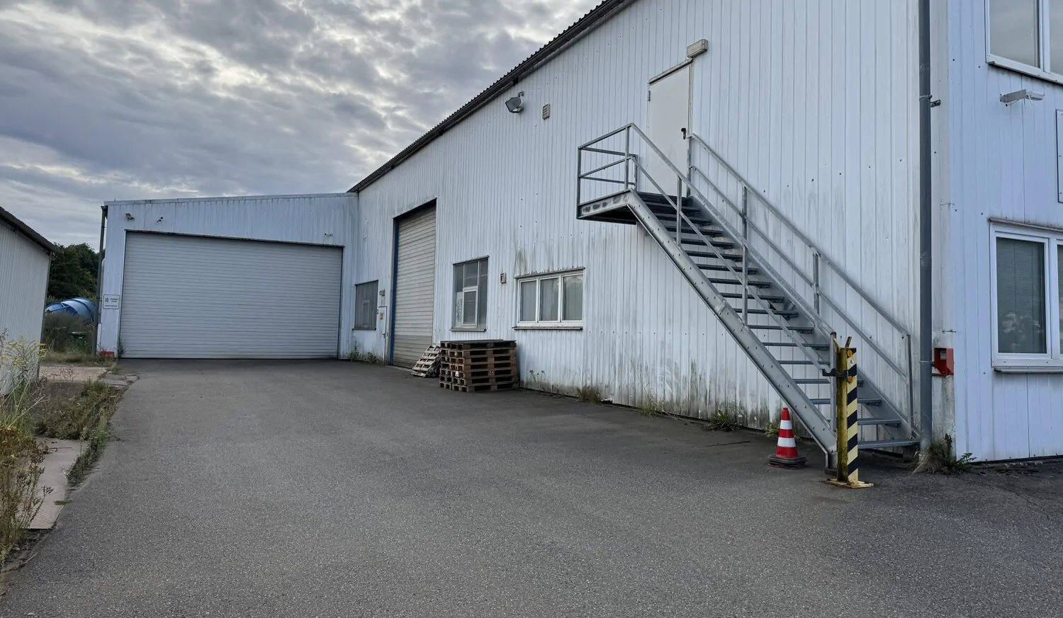 Zur Vermietung: Teilbare Gewerbehallen im Gewerbegebiet von Barbis mit ca. 7.400 m² Fläche