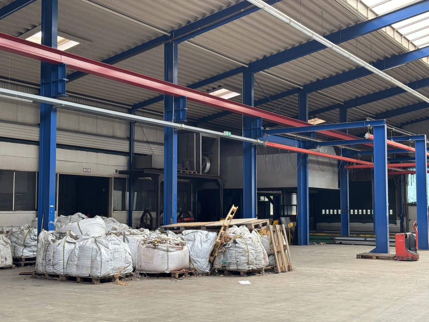 Zur Vermietung: Teilbare Gewerbehallen im Gewerbegebiet von Barbis mit ca. 7.400 m² Fläche