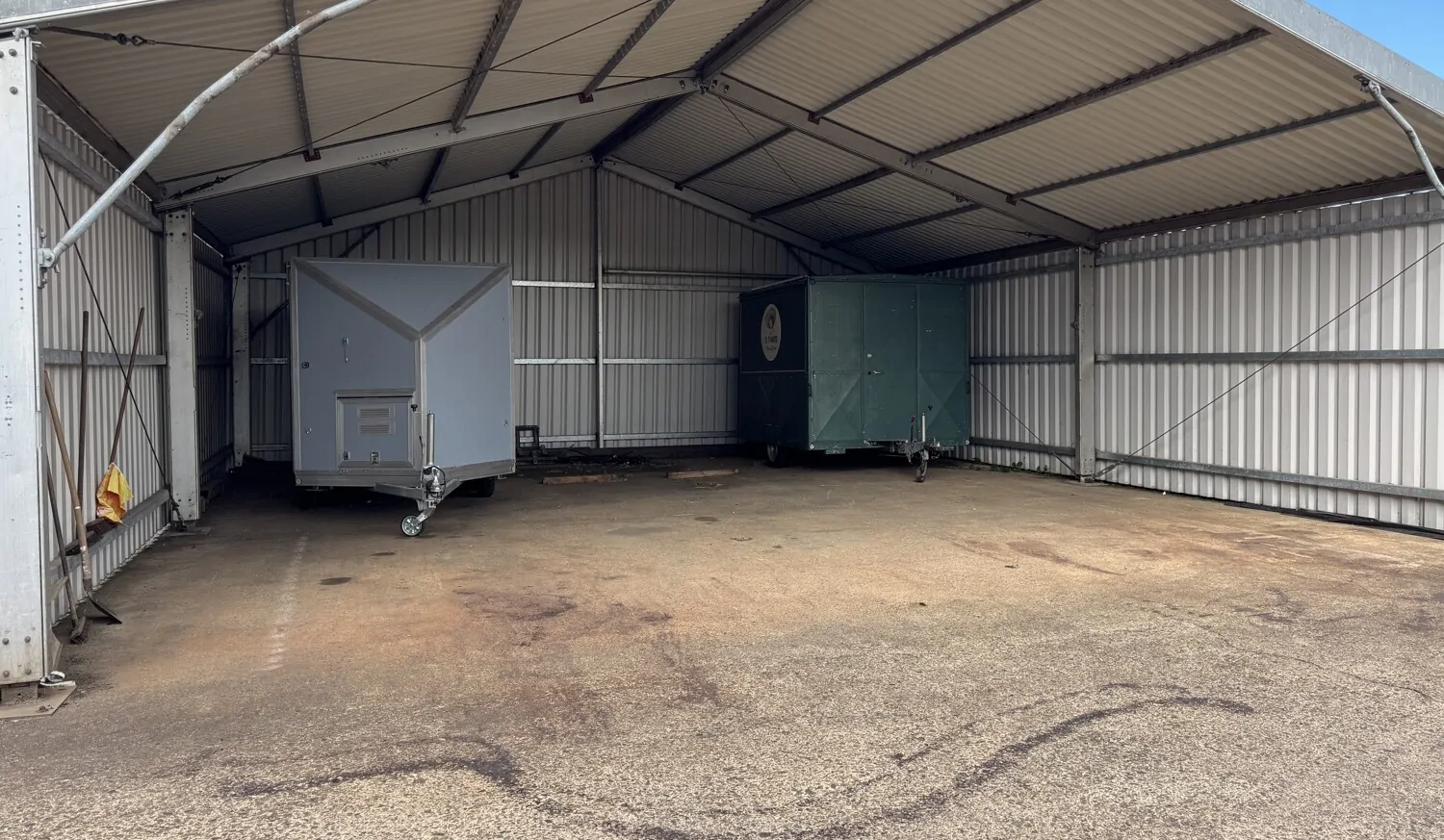 Zur Vermietung: Teilbare Gewerbehallen im Gewerbegebiet von Barbis mit ca. 7.400 m² Fläche