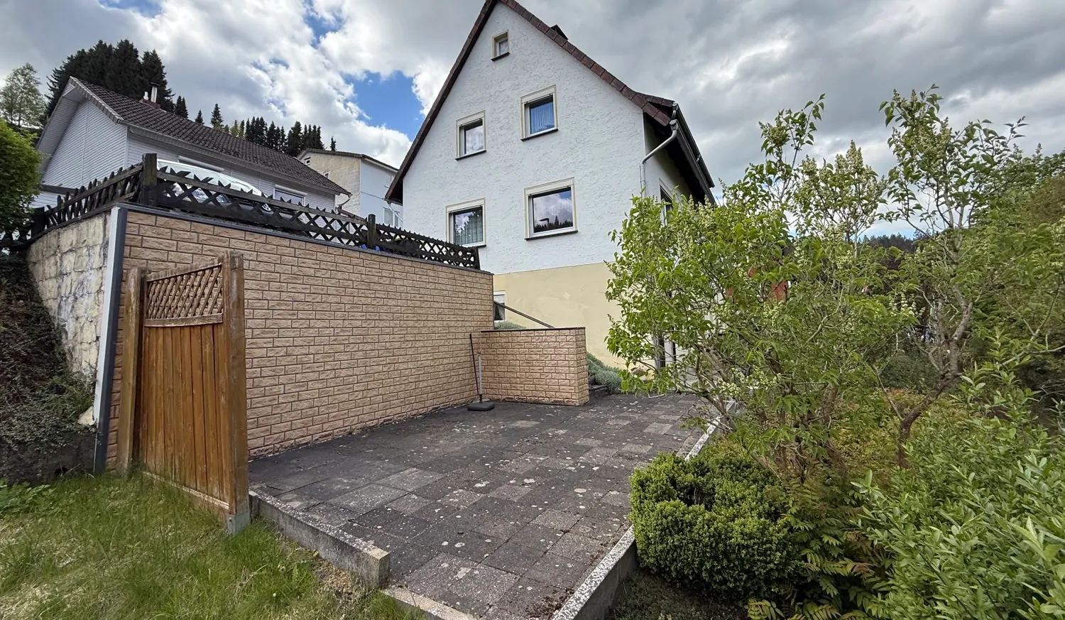 Seitenansicht mit Terrasse