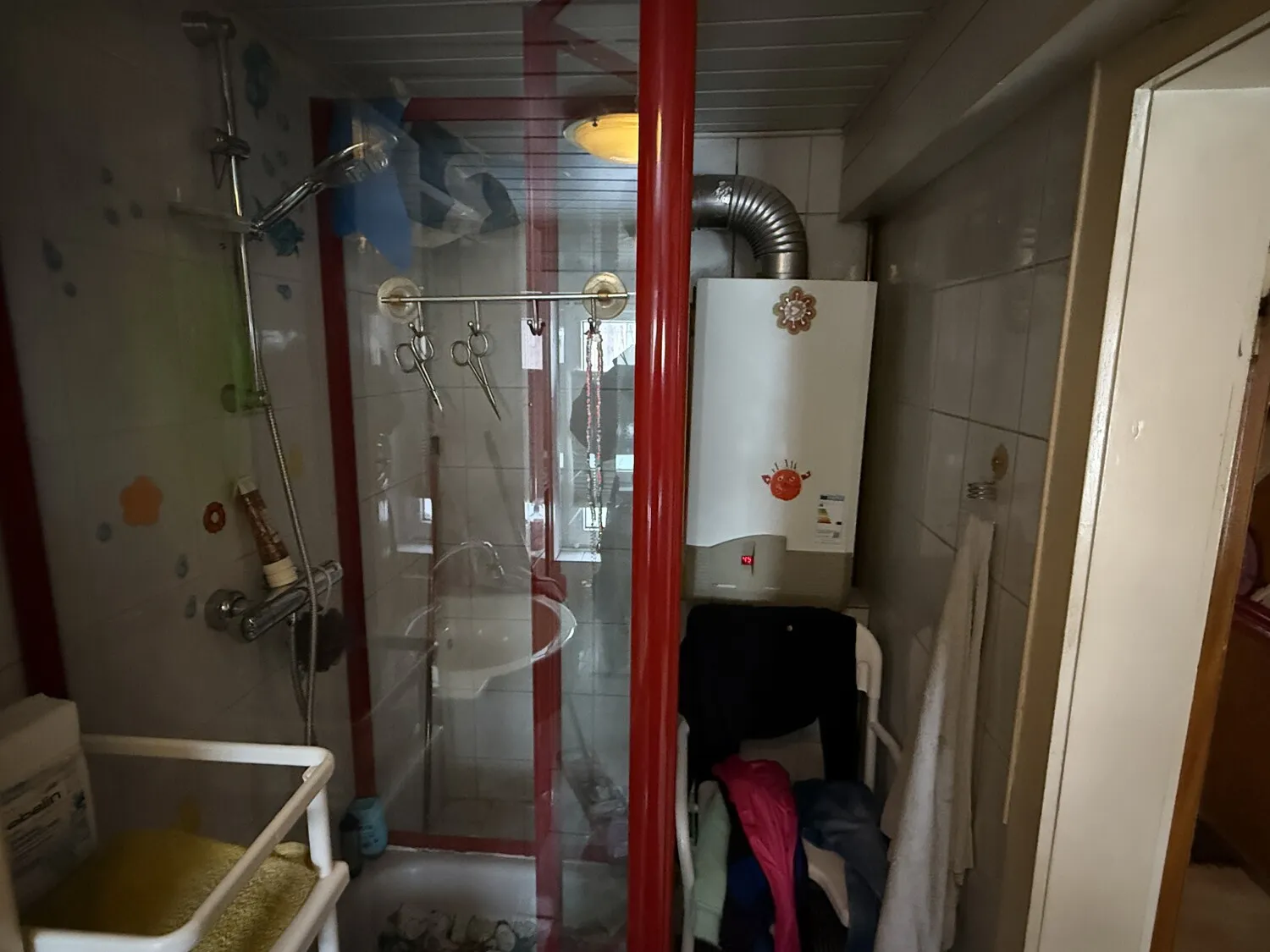 Bad mit Dusche und WC