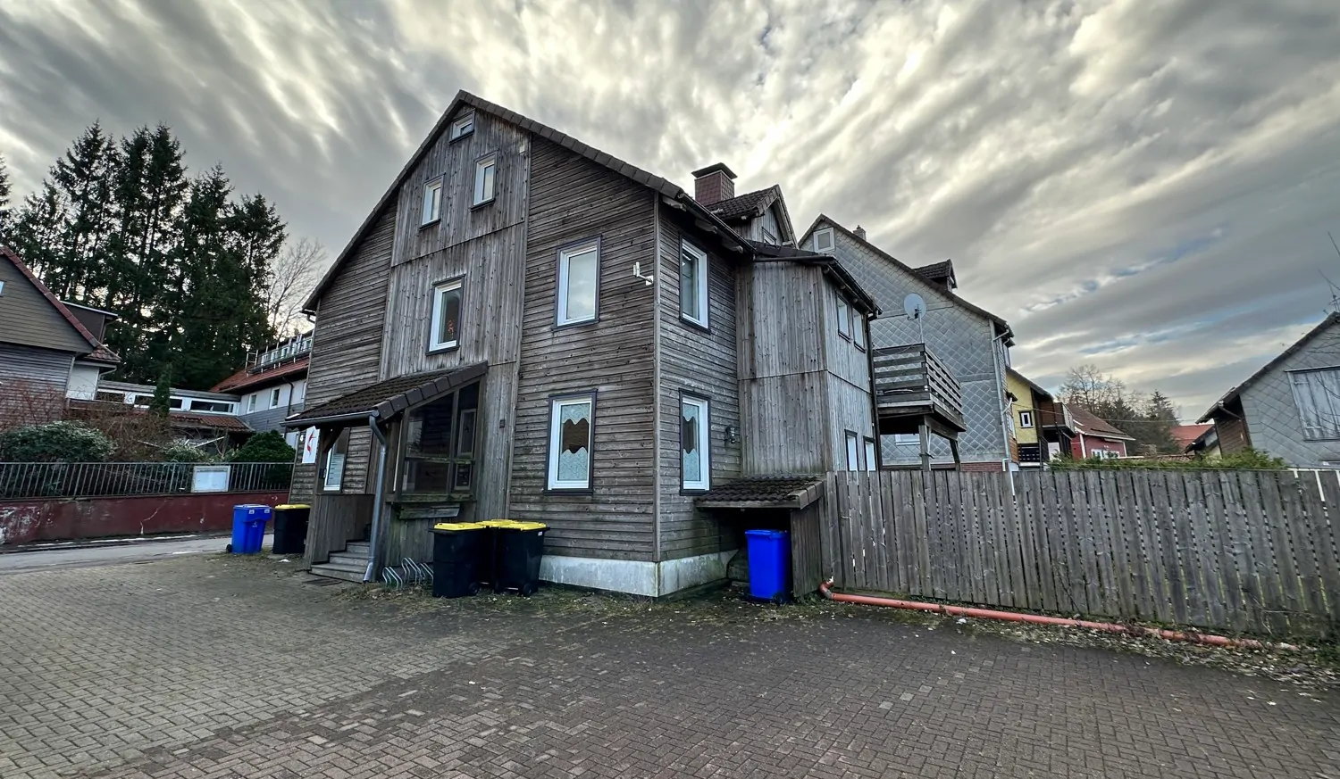 Außenansicht mit Stellplätze