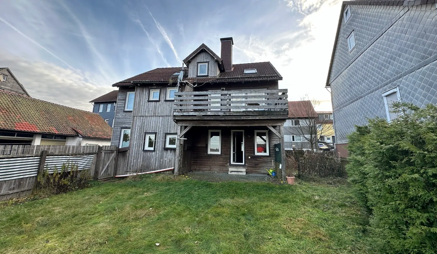 Hinteransicht mit Garten