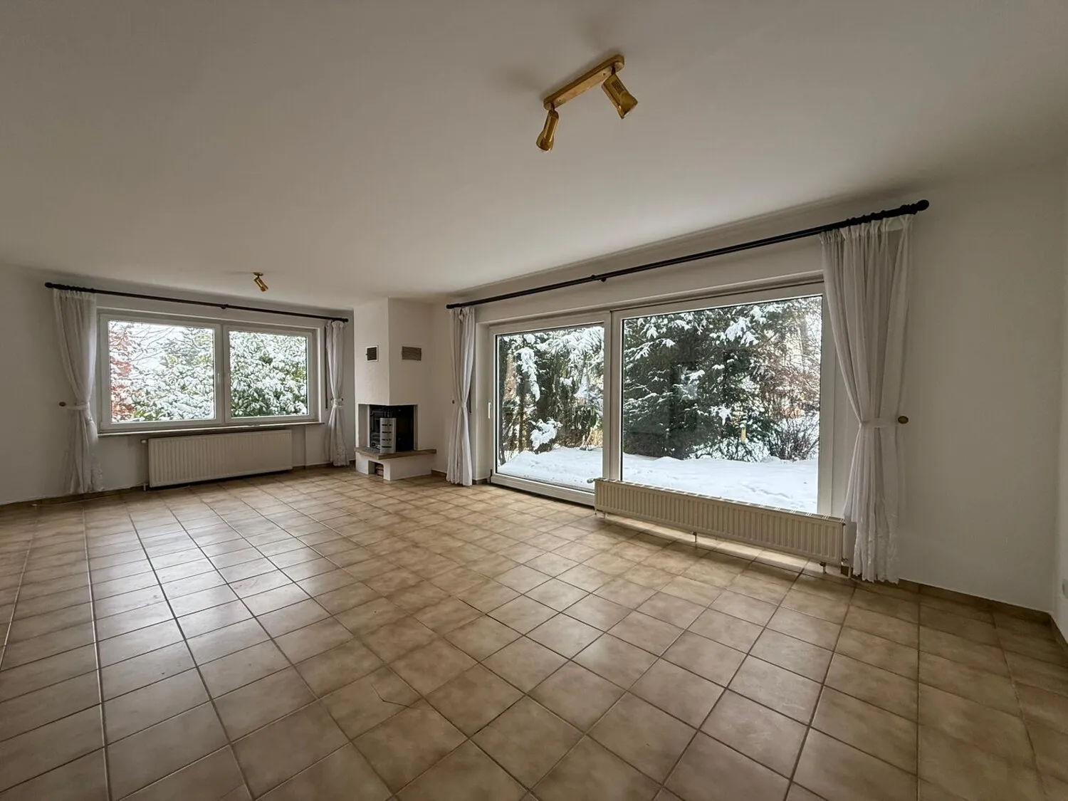 Wohnzimmer mit Ausgang zur Terrasse und Garten