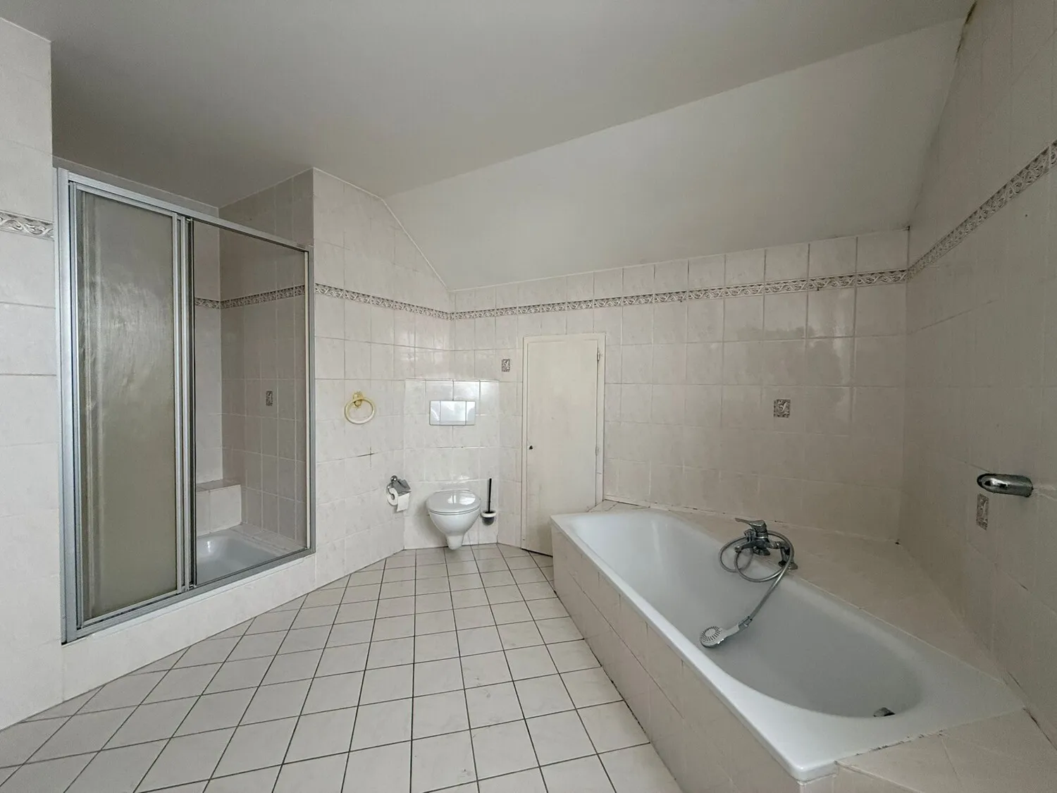 Bad im Dachgeschoß mit Badewanne, Dusche und WC