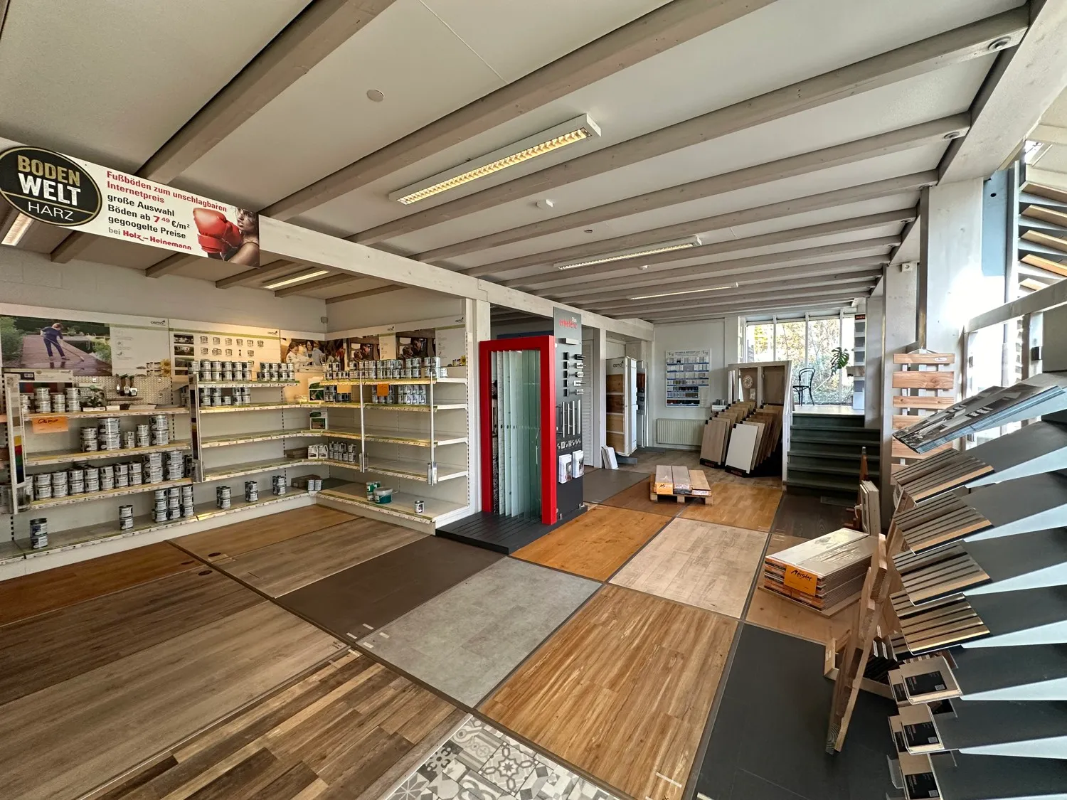 Große Gewerbeeinheit mit Lagerhallen und Verkaufsraum in optimaler Lage