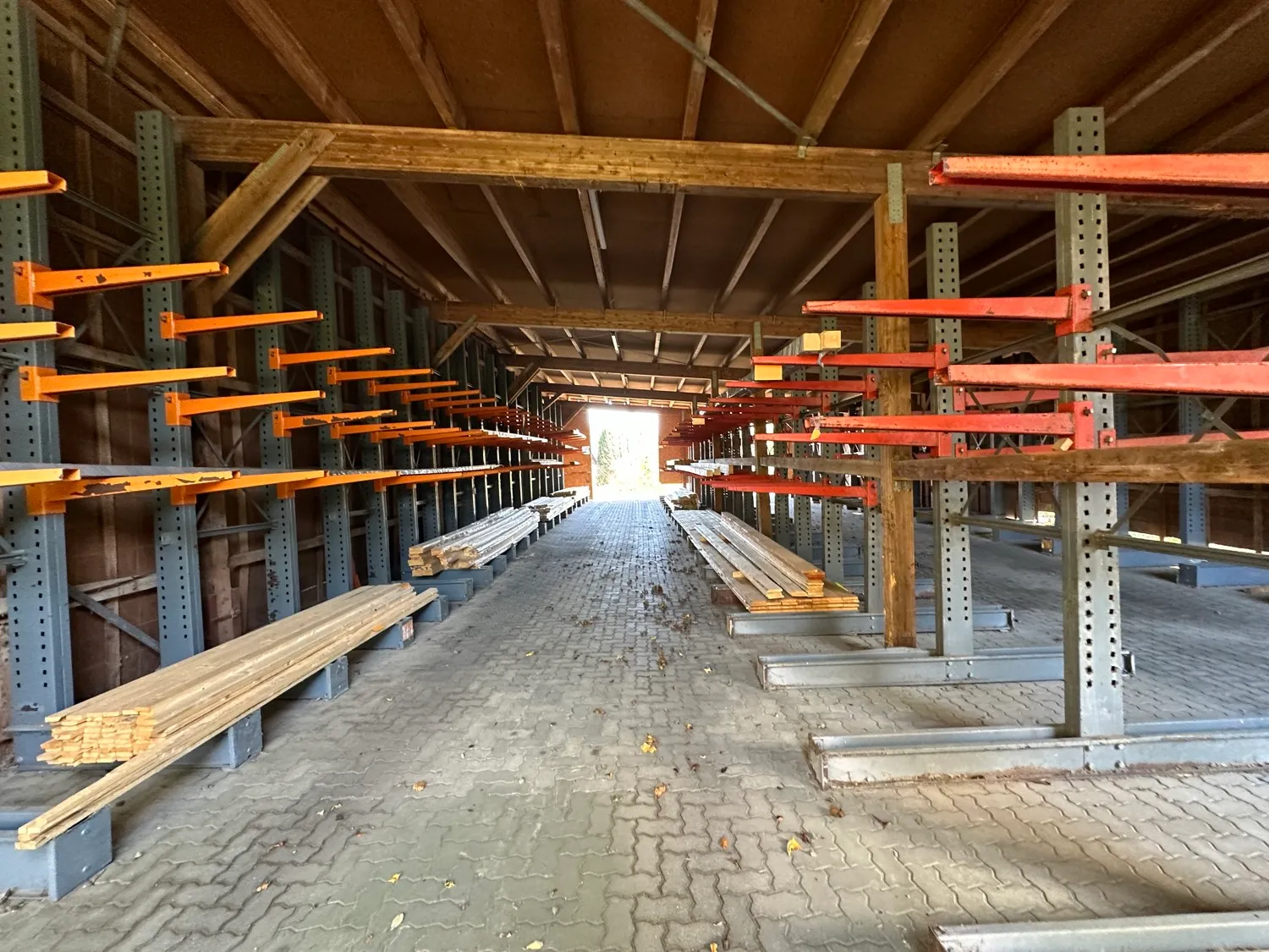 Große Gewerbeeinheit mit Lagerhallen und Verkaufsraum in optimaler Lage