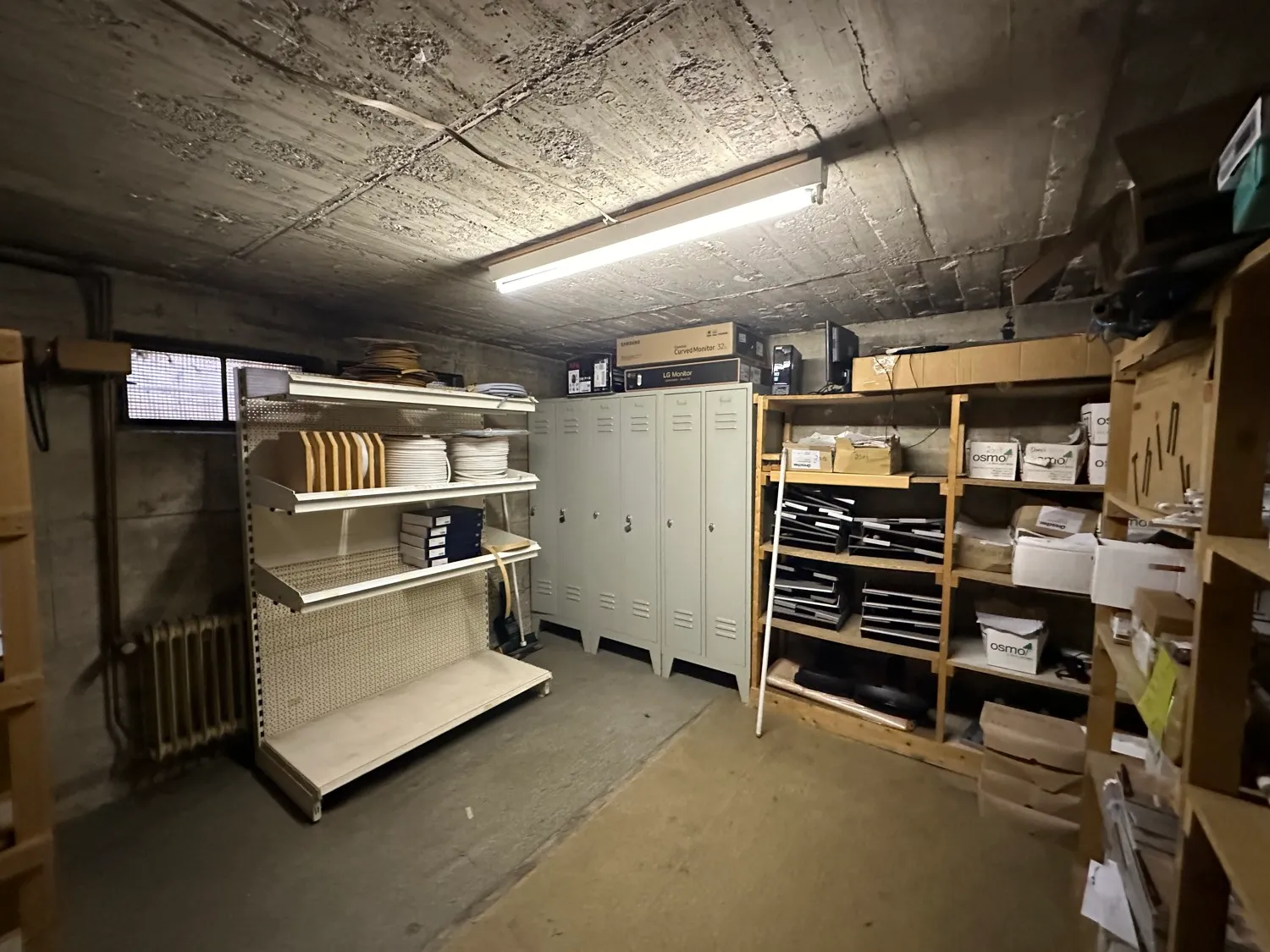 Große Gewerbeeinheit mit Lagerhallen und Verkaufsraum in optimaler Lage