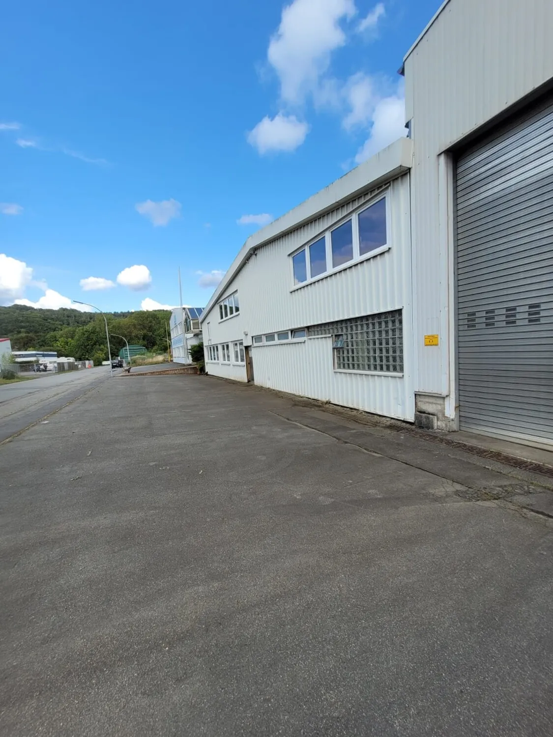 Zur Vermietung: Gewerbehalle im Gewerbegebiet von Barbis mit ca. 1.432 m² Fläche