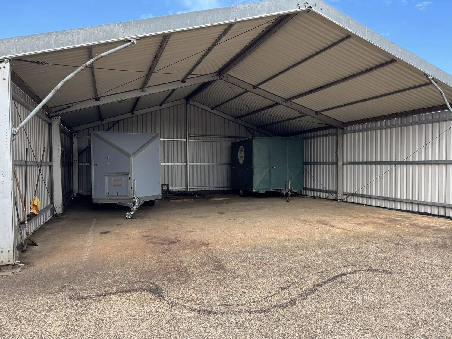Zur Vermietung: Gewerbehalle im Gewerbegebiet von Barbis mit ca. 1.432 m² Fläche