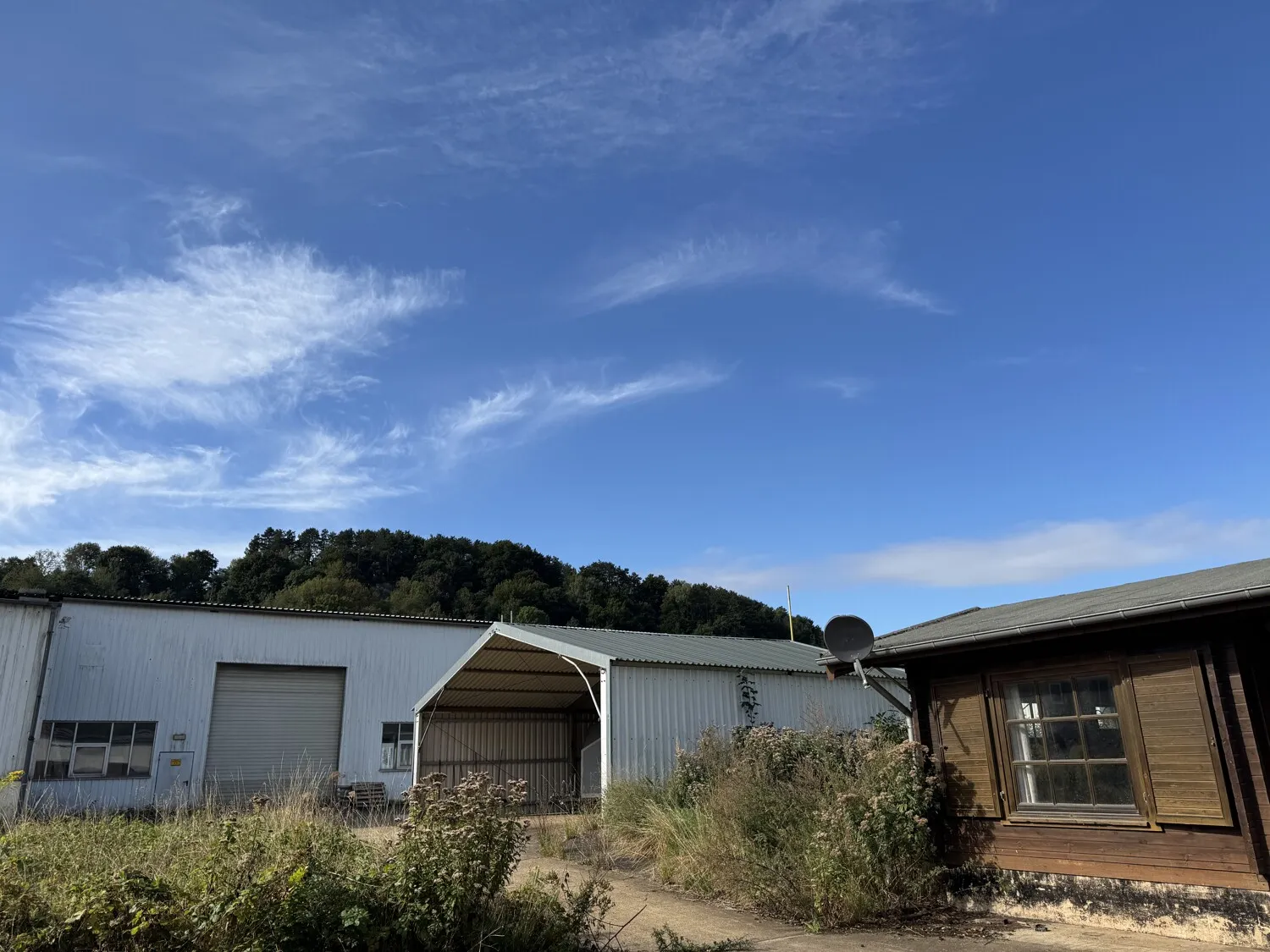 Gewerbe, Logistik- und Industriehallen mit Aussenbereichen und ca. 6.800 m² vermietbarer Fläche