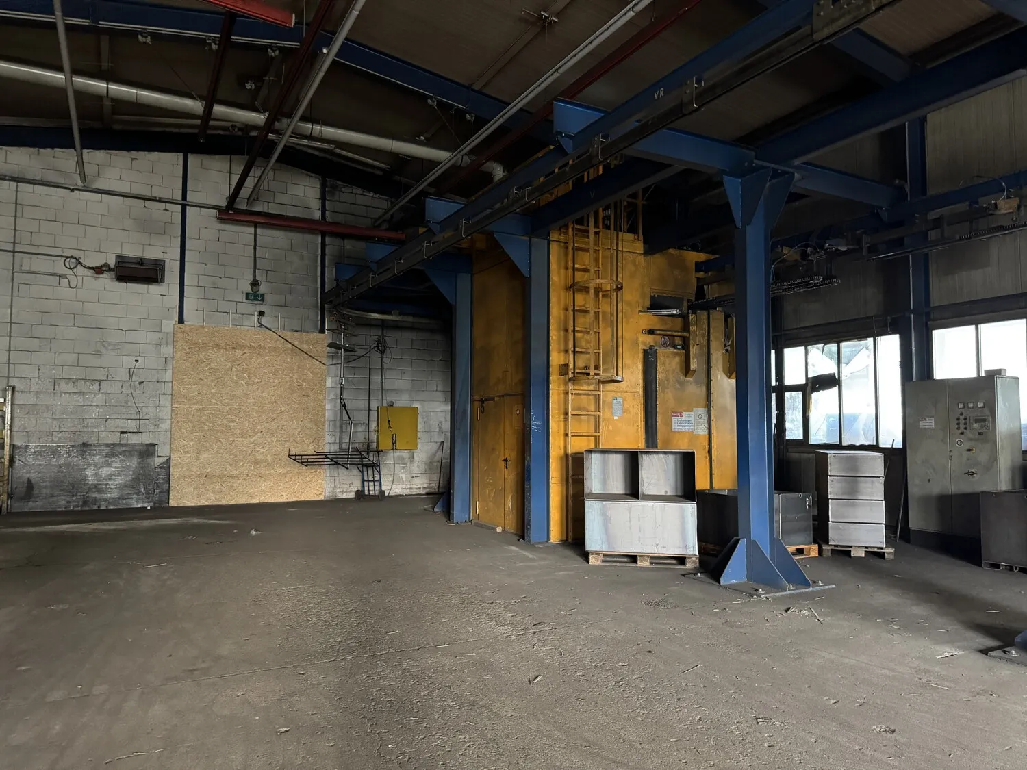 Gewerbe, Logistik- und Industriehallen mit Aussenbereichen und ca. 6.800 m² vermietbarer Fläche