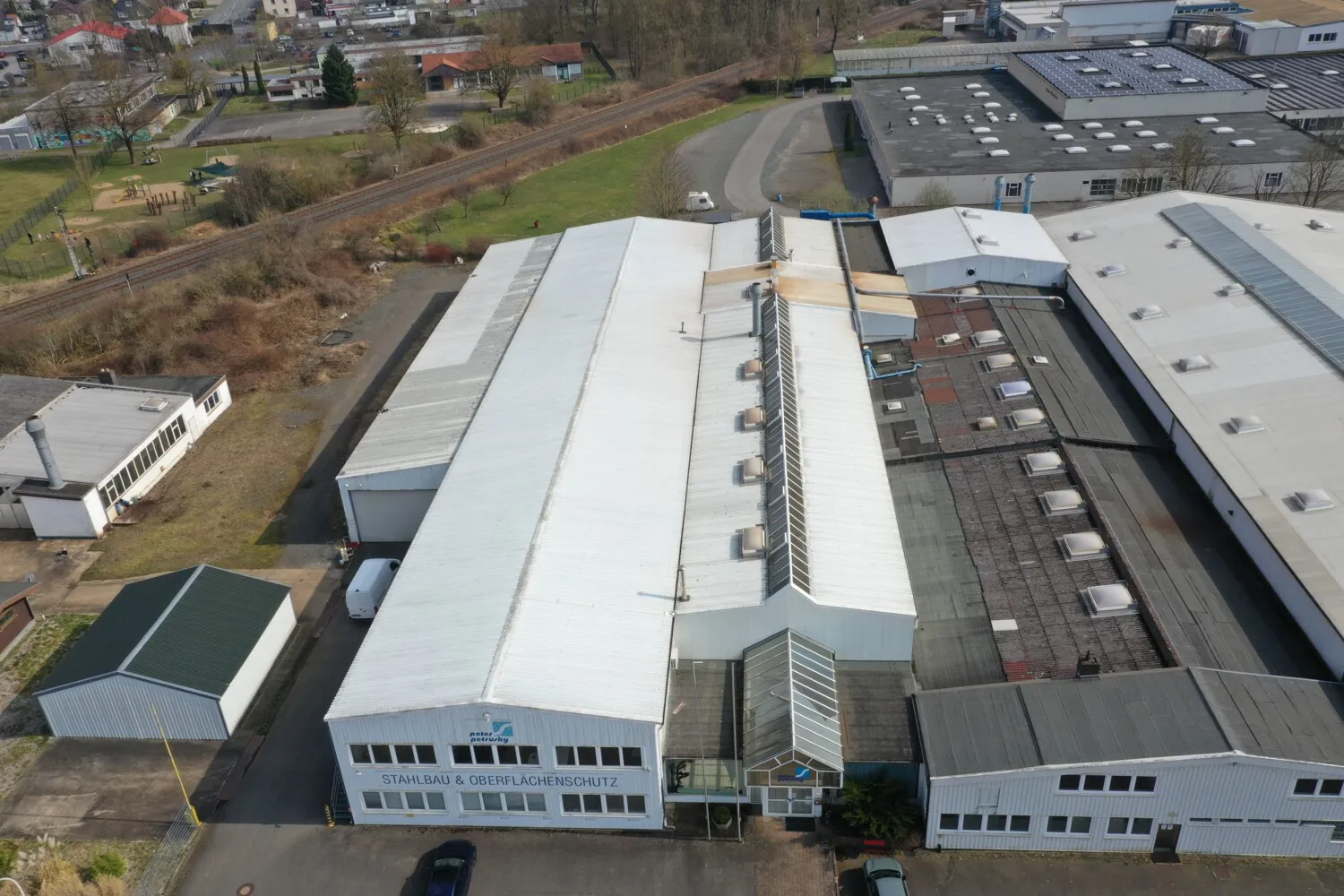Gewerbe, Logistik- und Industriehallen mit Aussenbereichen und ca. 6.800 m² vermietbarer Fläche
