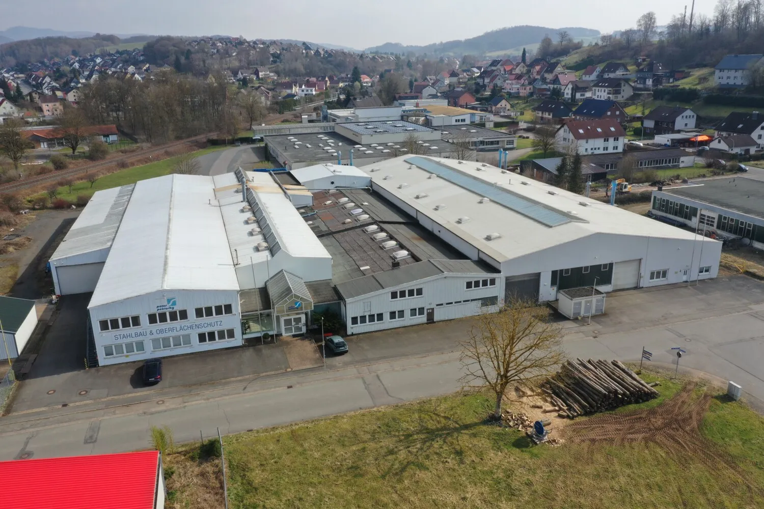 Gewerbe, Logistik- und Industriehallen mit Aussenbereichen und ca. 6.800 m² vermietbarer Fläche