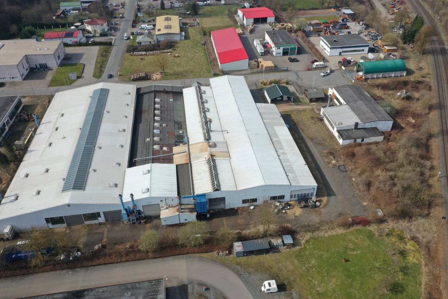 Gewerbe, Logistik- und Industriehallen mit Aussenbereichen und ca. 6.800 m² vermietbarer Fläche