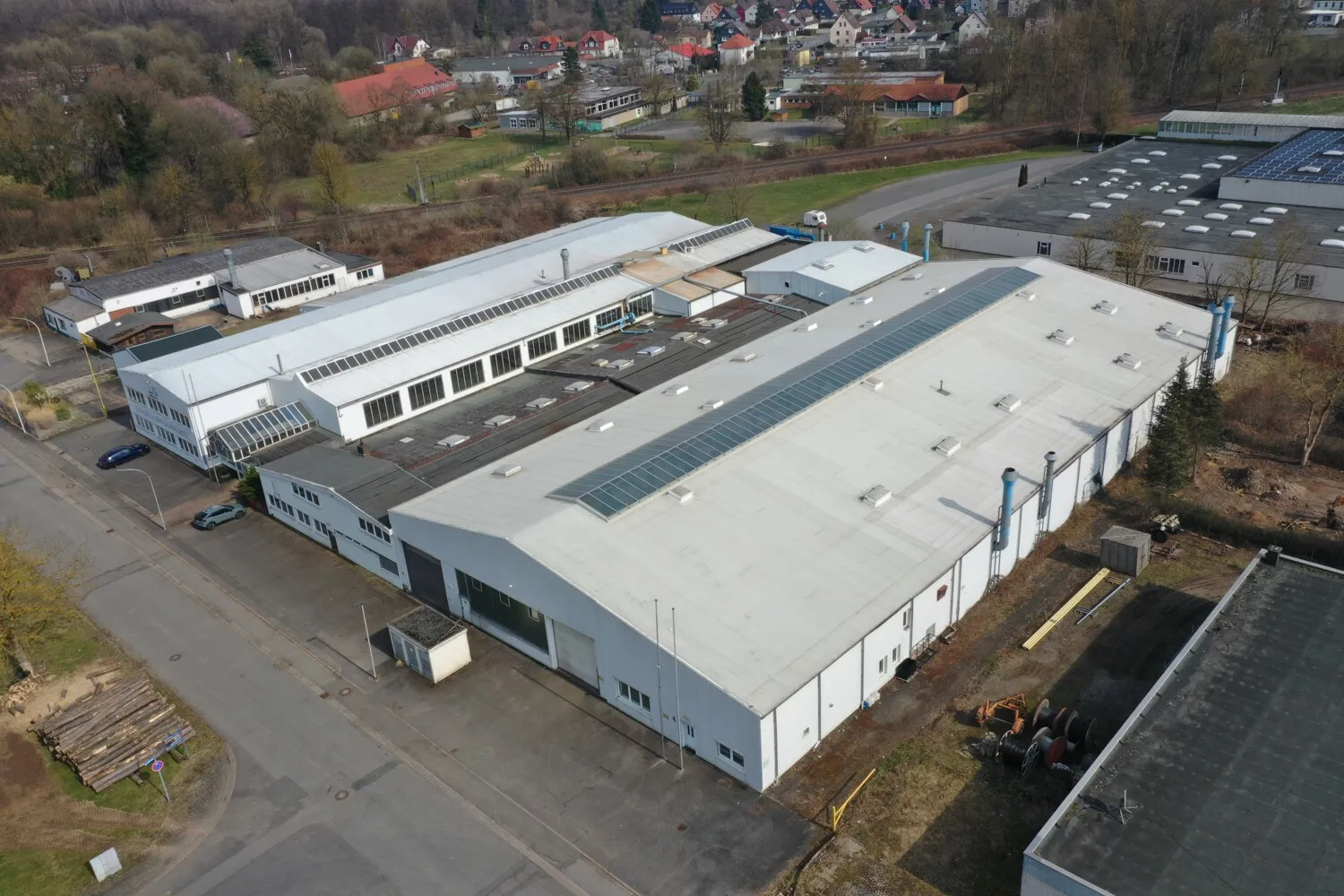 Gewerbe, Logistik- und Industriehallen mit Aussenbereichen und ca. 6.800 m² vermietbarer Fläche
