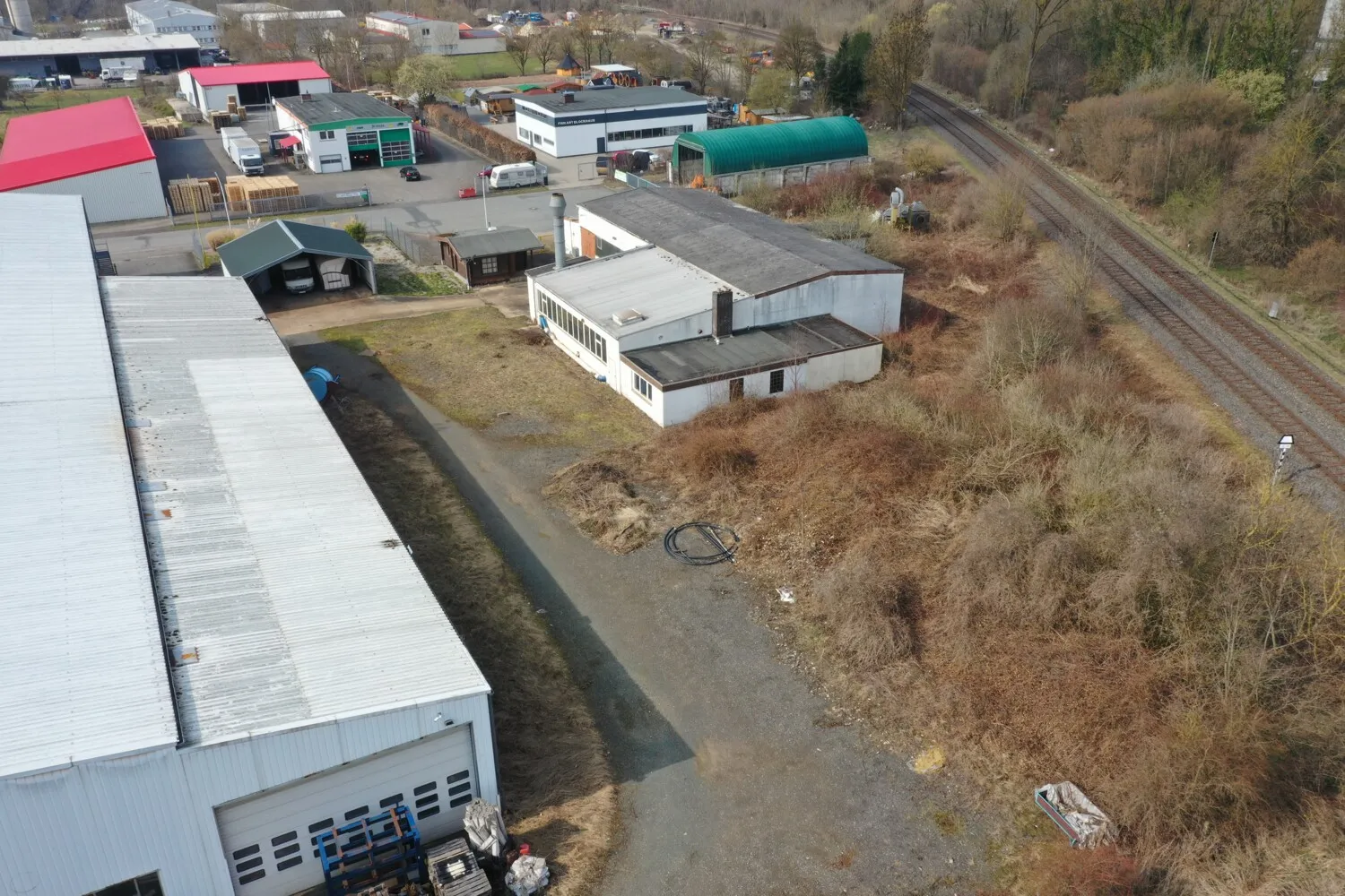 Gewerbe, Logistik- und Industriehallen mit Aussenbereichen und ca. 6.800 m² vermietbarer Fläche