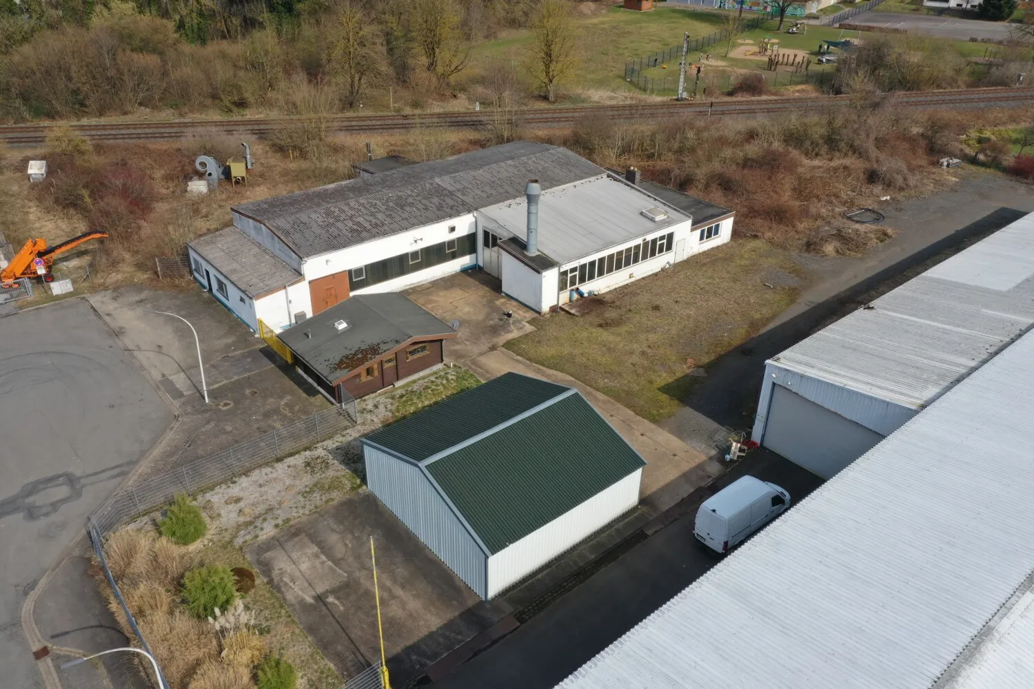 Gewerbe, Logistik- und Industriehallen mit Aussenbereichen und ca. 6.800 m² vermietbarer Fläche
