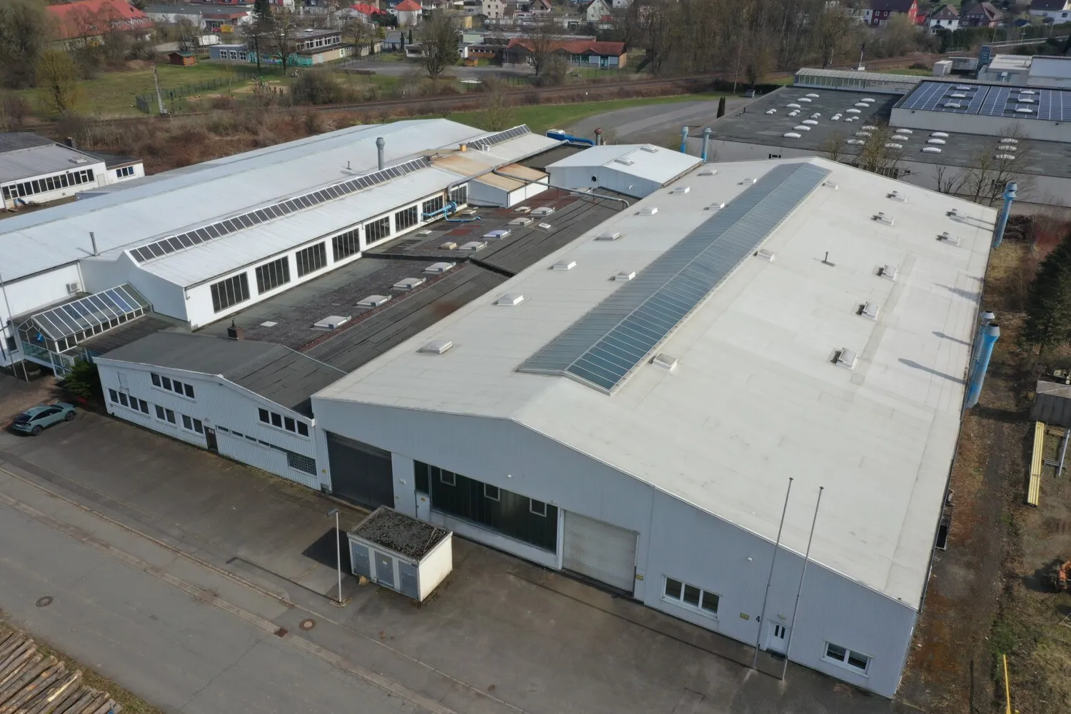 Gewerbe, Logistik- und Industriehallen mit Aussenbereichen und ca. 6.800 m² vermietbarer Fläche