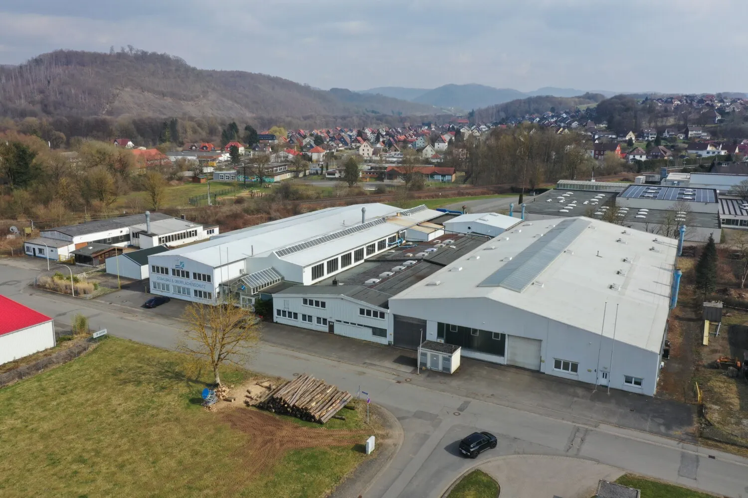 Gewerbe, Logistik- und Industriehallen mit Aussenbereichen und ca. 6.800 m² vermietbarer Fläche