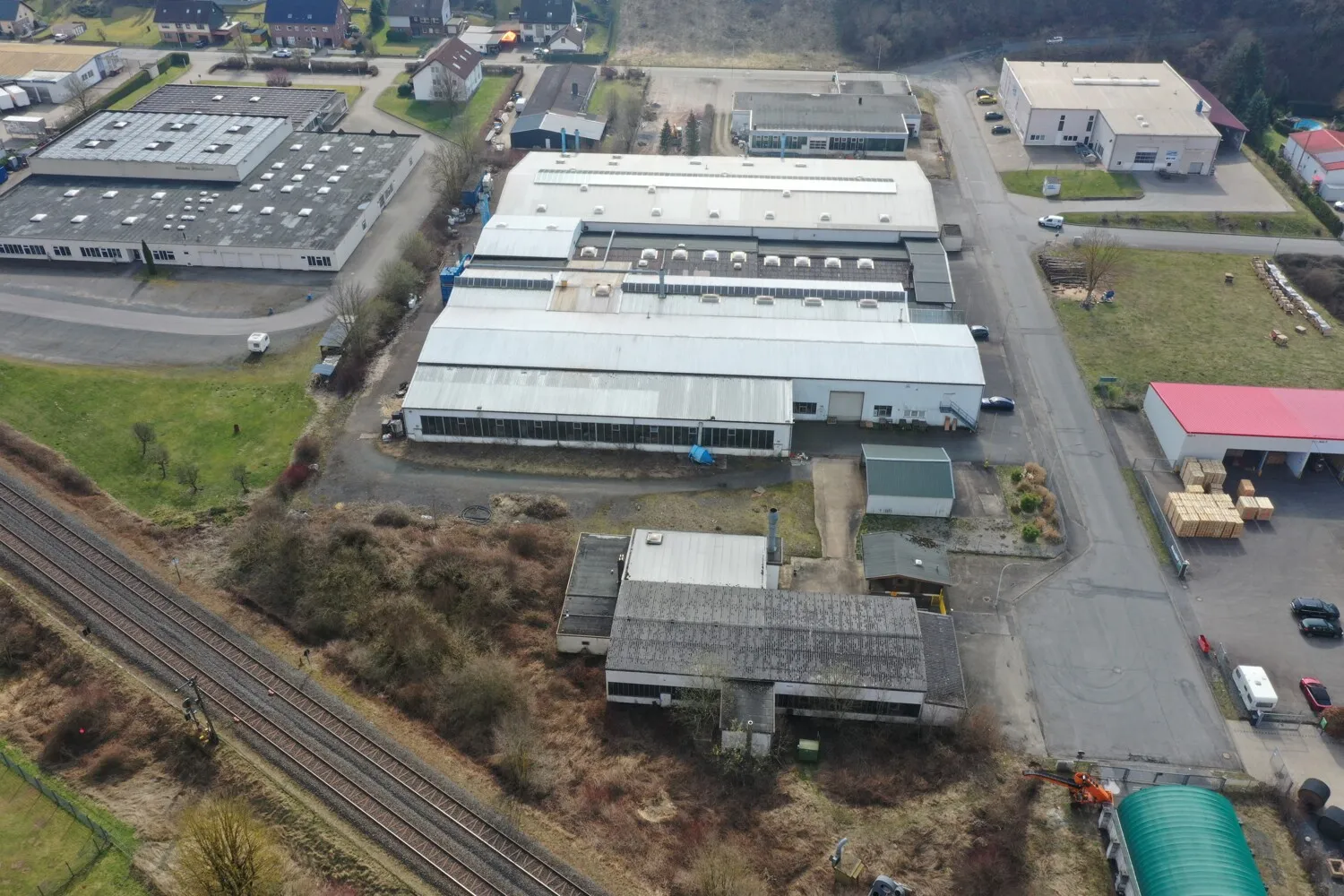 Gewerbe, Logistik- und Industriehallen mit Aussenbereichen und ca. 6.800 m² vermietbarer Fläche