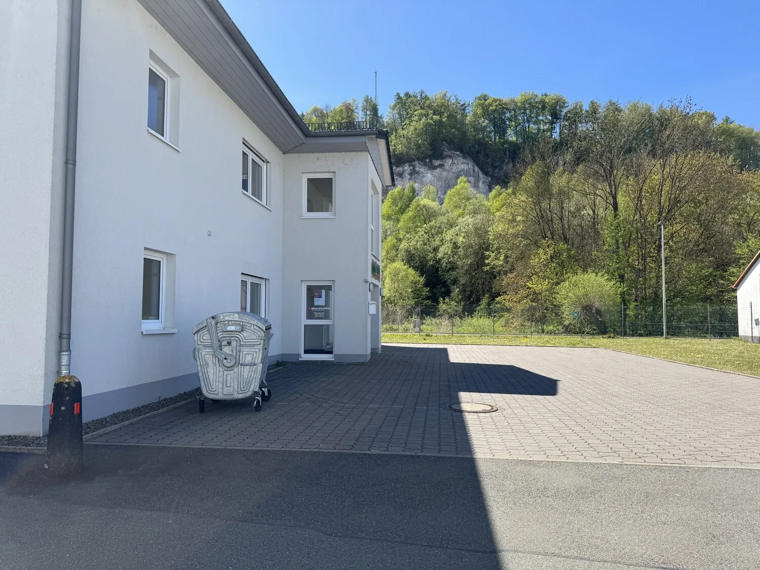 Attraktive Gewerbefläche mit Verkaufsraum, Büroflächen und Parkplätzen in gut erreichbarer Lage