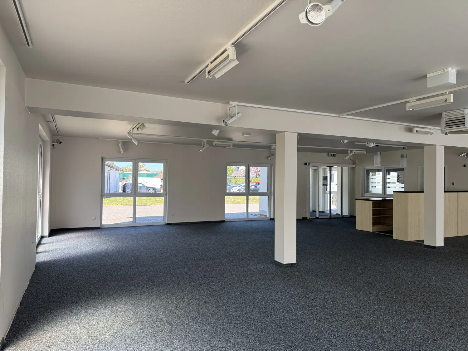 Attraktive Gewerbefläche mit Verkaufsraum, Büroflächen und Parkplätzen in gut erreichbarer Lage